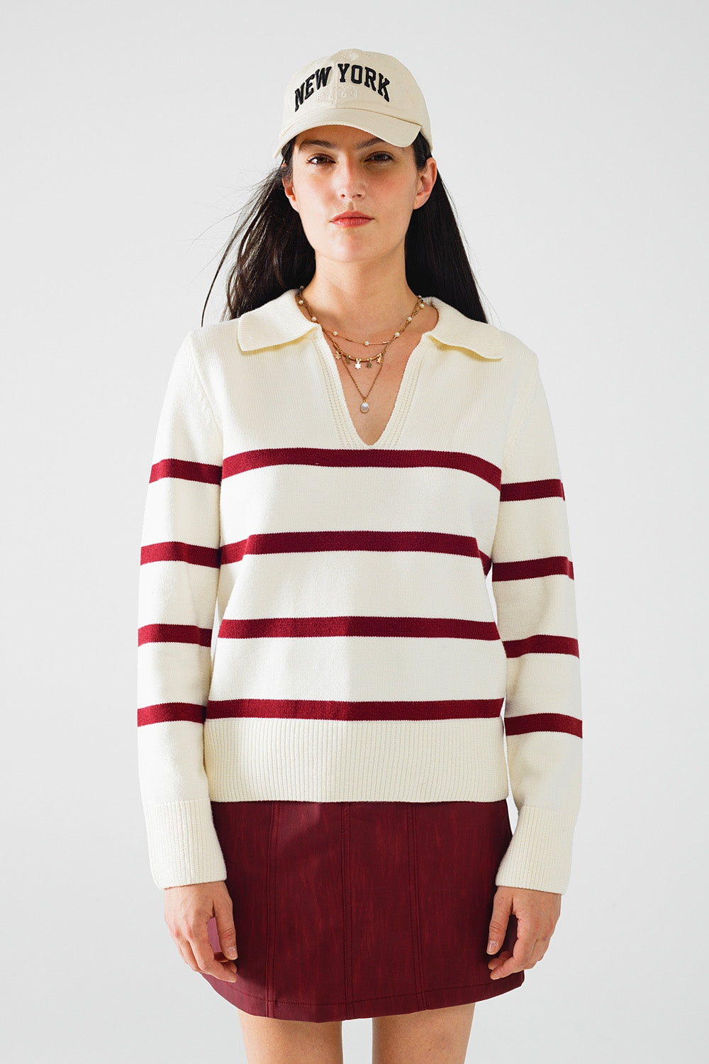 Q2 maglione bianco con strisce rosso scuro e ampio collo a V