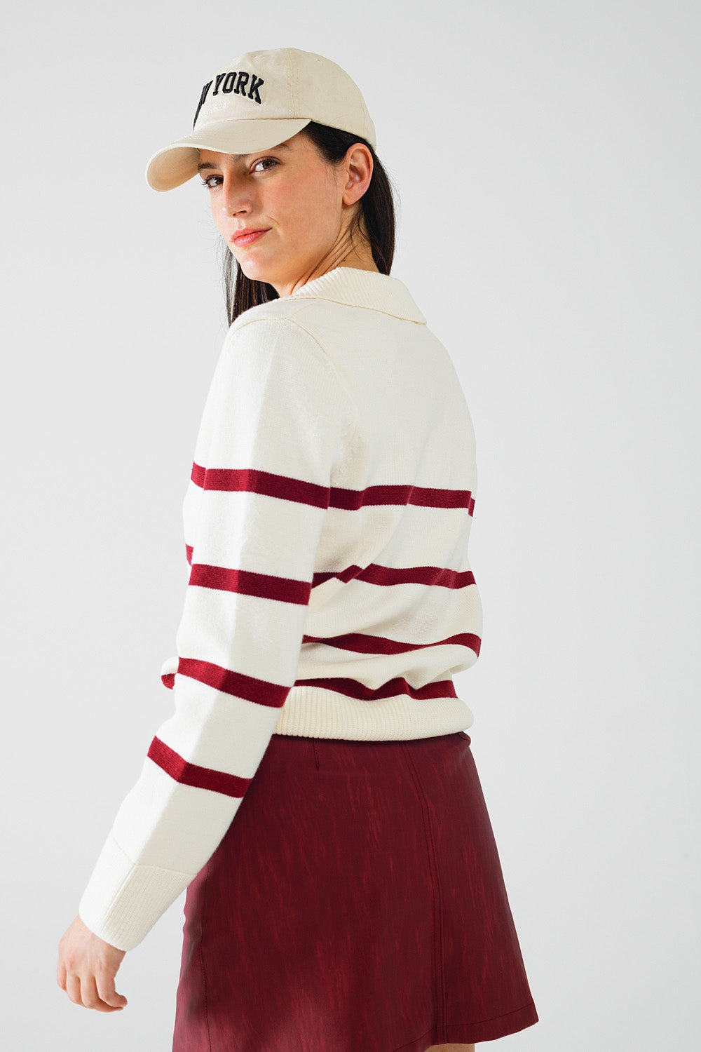 maglione bianco con strisce rosso scuro e ampio collo a V