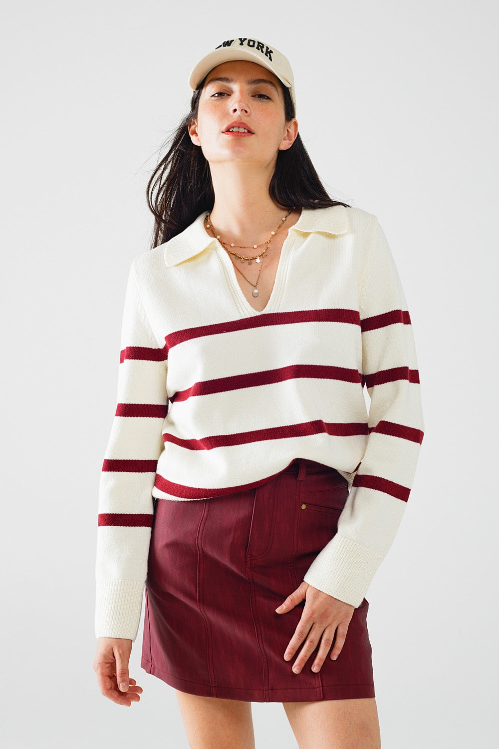 maglione bianco con strisce rosso scuro e ampio collo a V