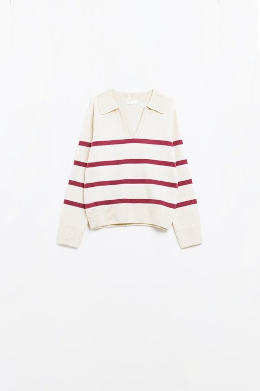 maglione bianco con strisce rosso scuro e ampio collo a V