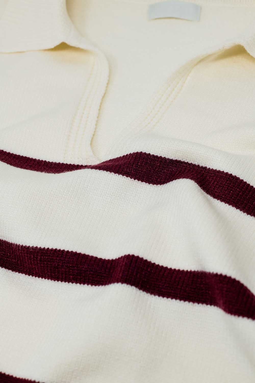 maglione bianco con strisce rosso scuro e ampio collo a V