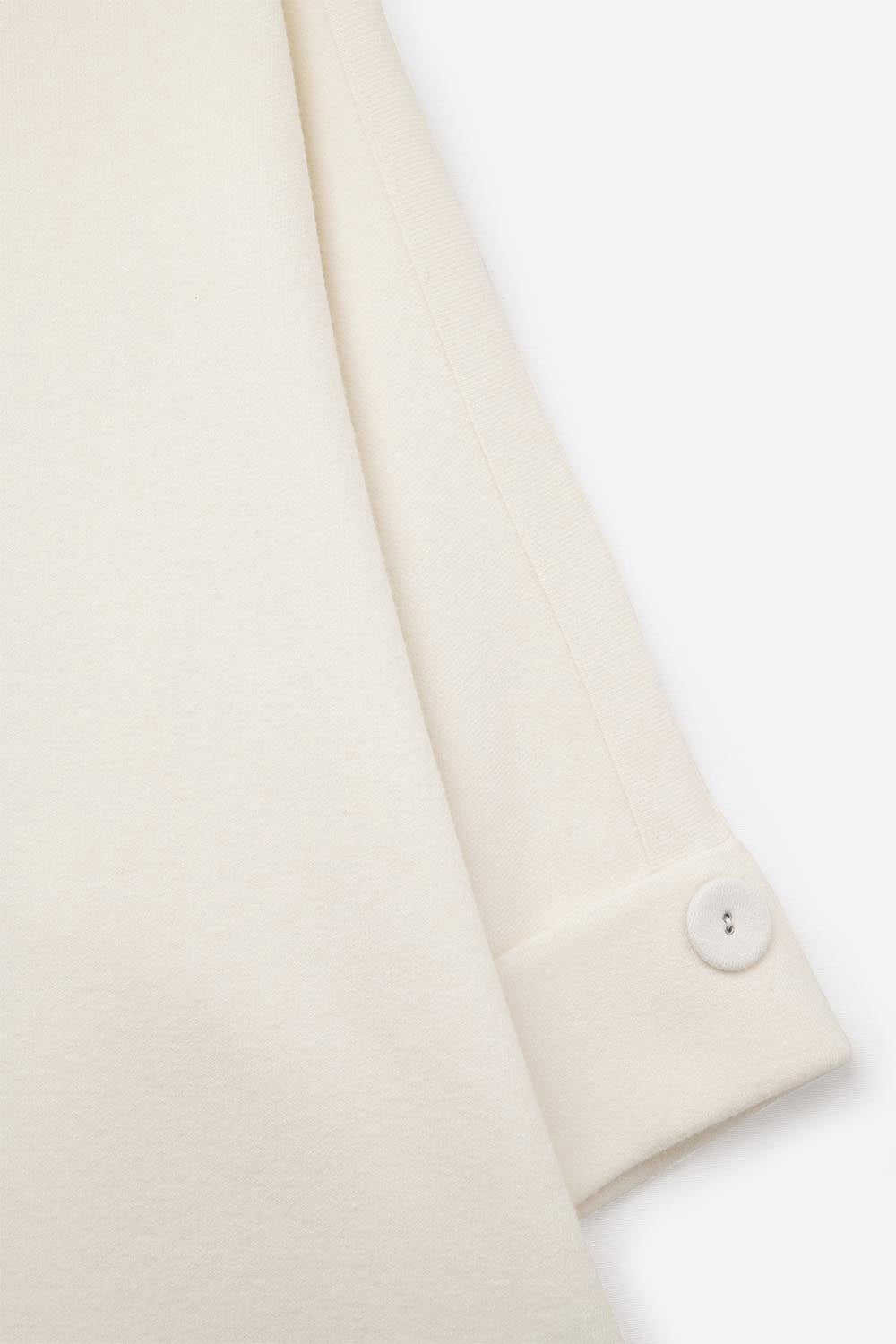 Maglione bianco lavorato a maglia con dettagli di bottoni