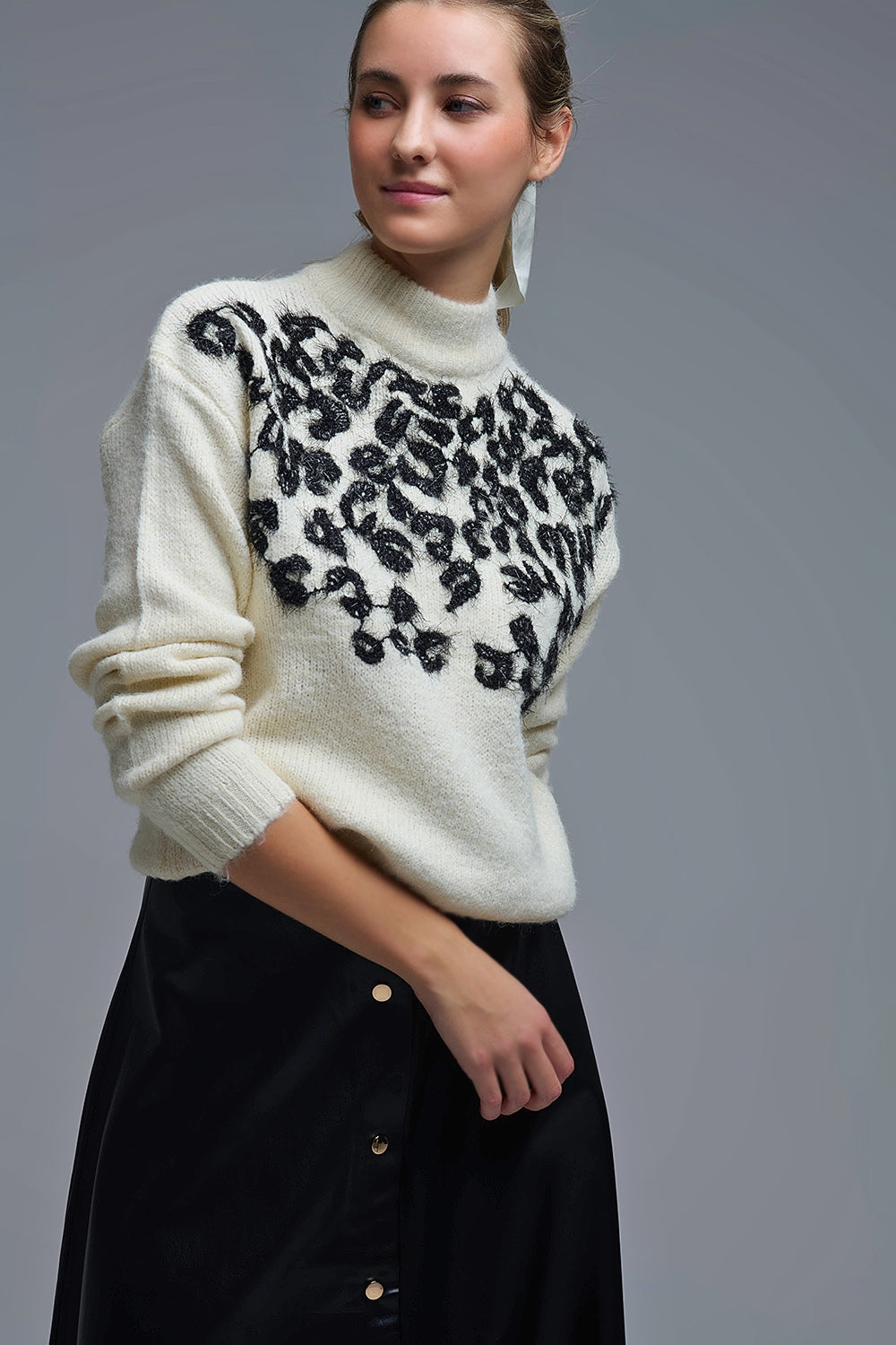 Maglione bianco lavorato a maglia con disegno astratto