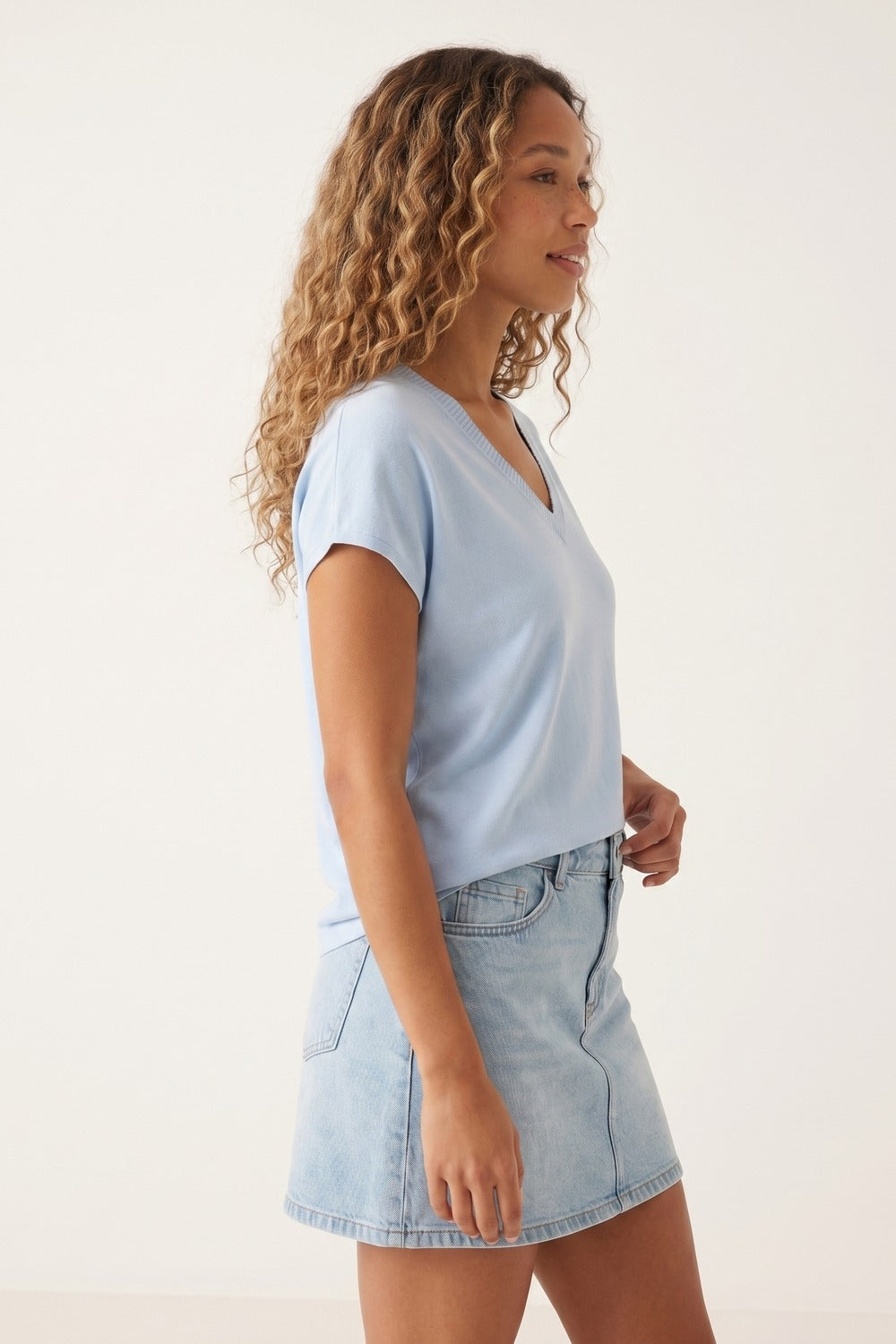 Maglione blu chiaro con scollo a V e vestibilità rilassata