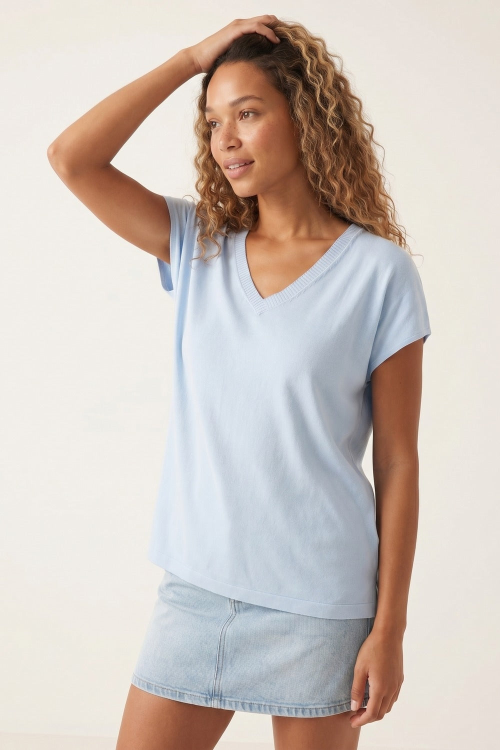 Maglione blu chiaro con scollo a V e vestibilità rilassata