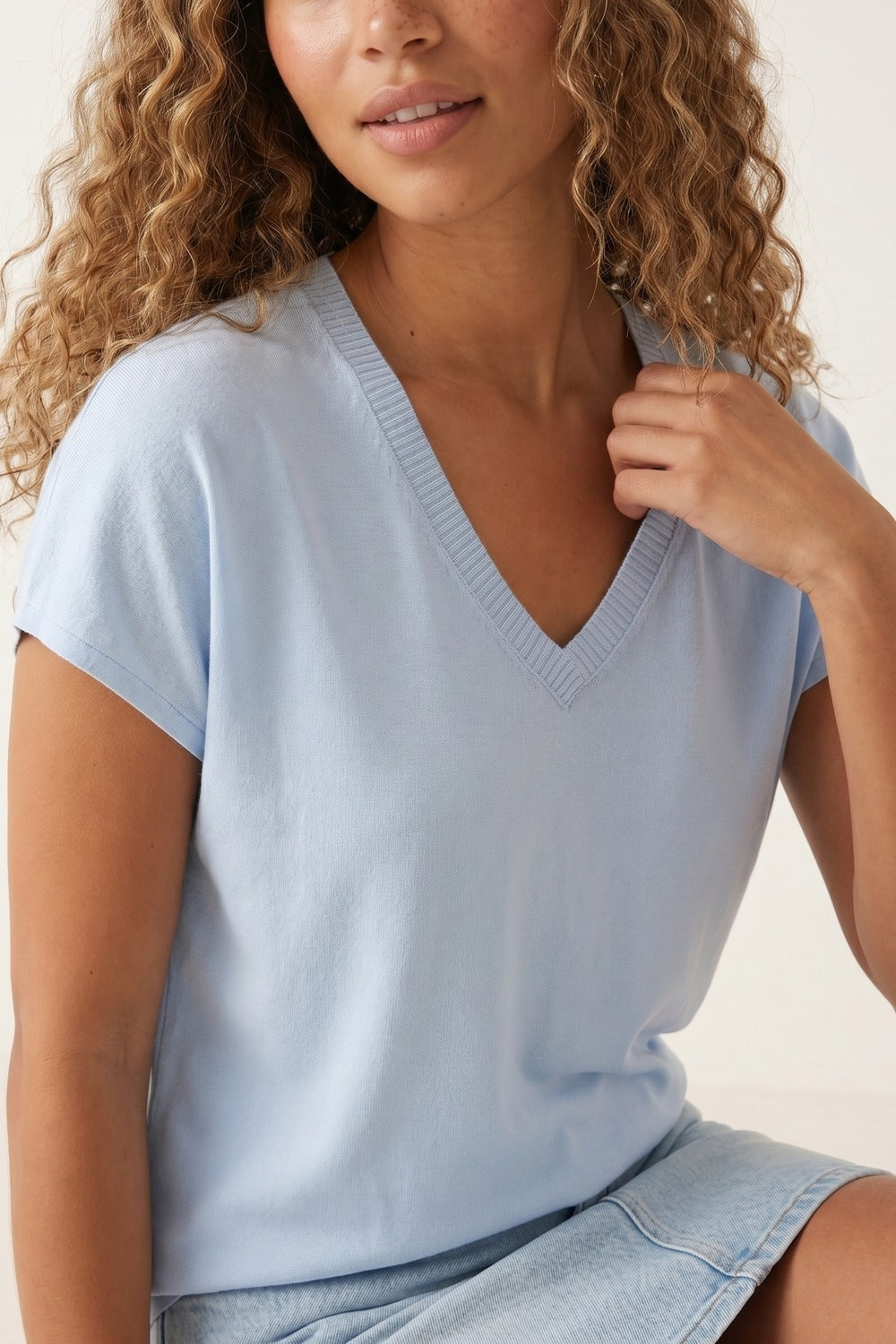 Maglione blu chiaro con scollo a V e vestibilità rilassata