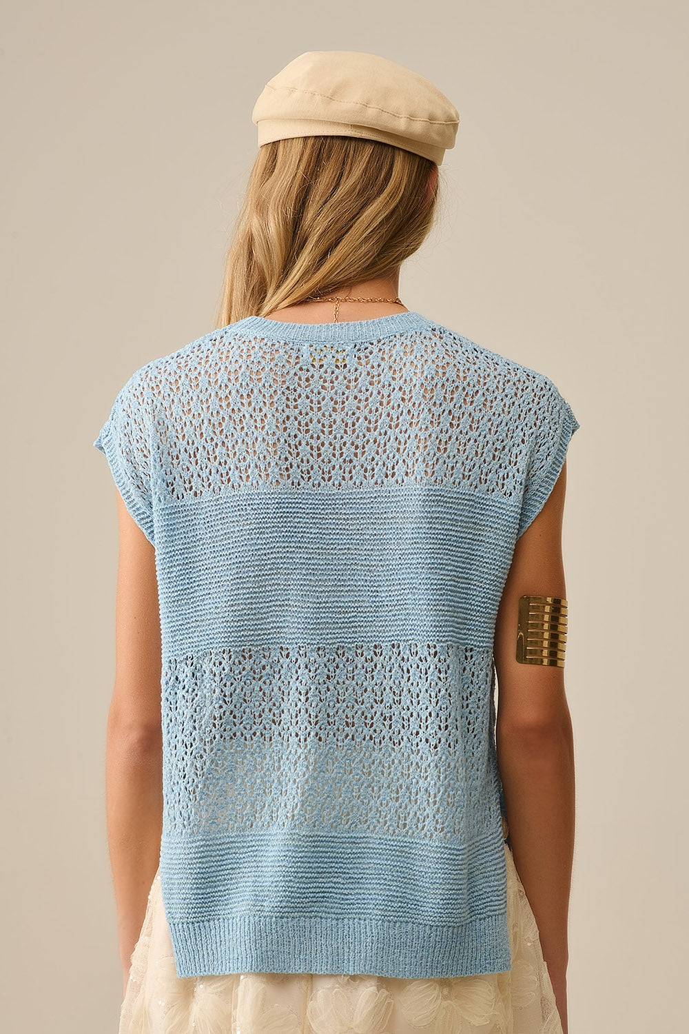 Maglione blu con morbida maglia aperta e maniche scese