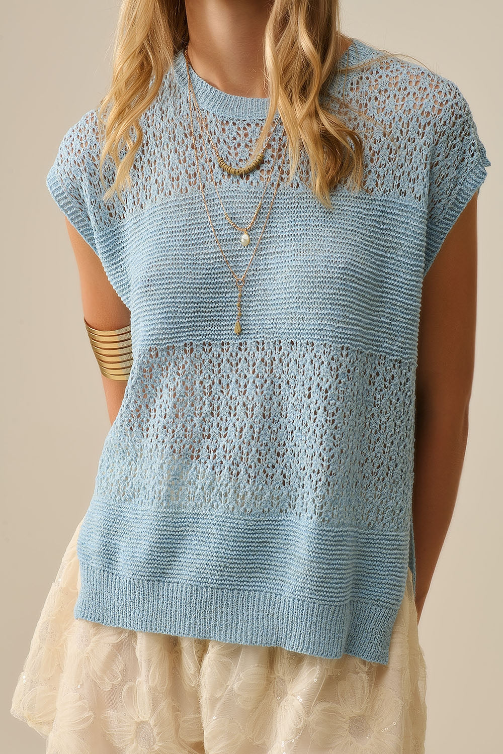 Maglione blu con morbida maglia aperta e maniche scese