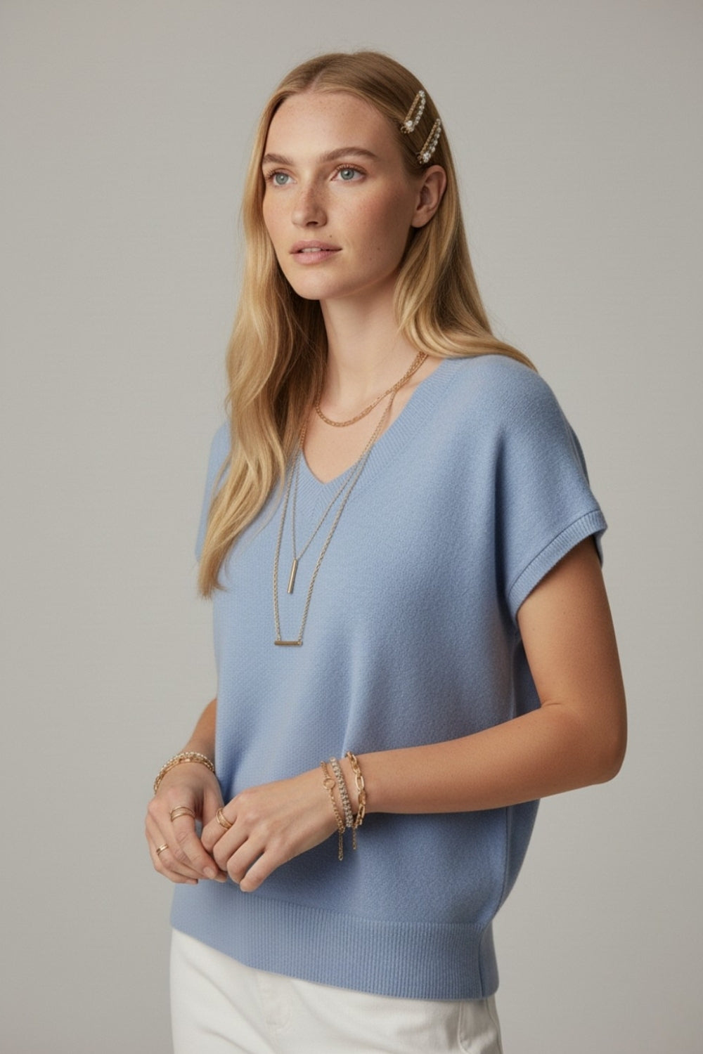 maglione blu in maglia leggera con scollo a V e maniche corte