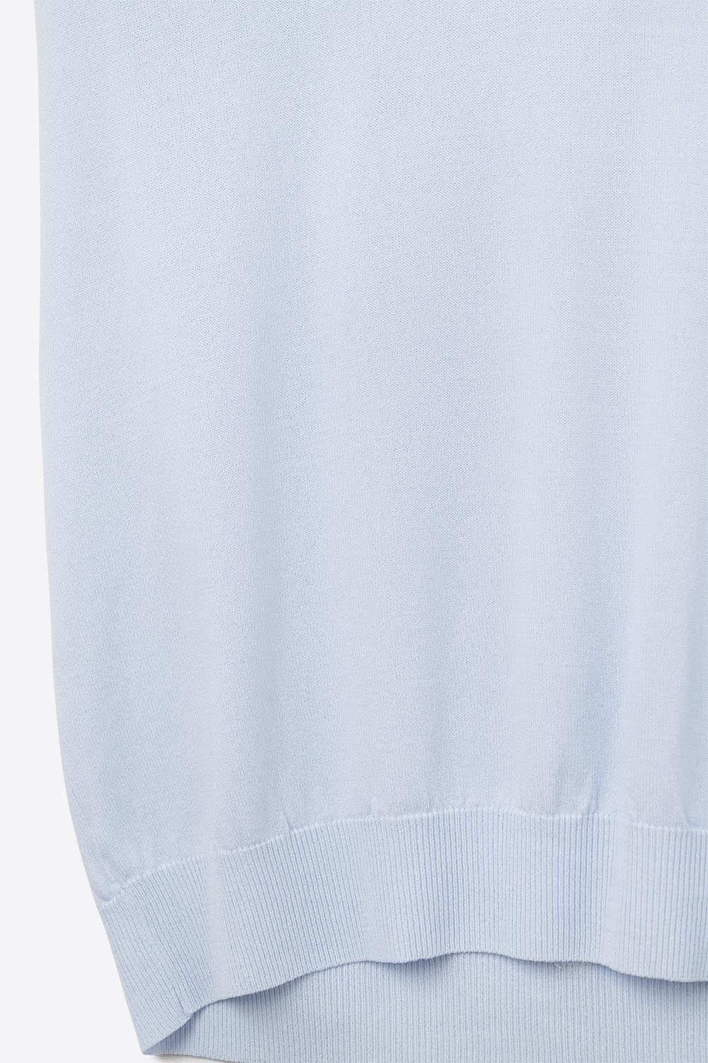 maglione blu in maglia leggera con scollo a V e maniche corte