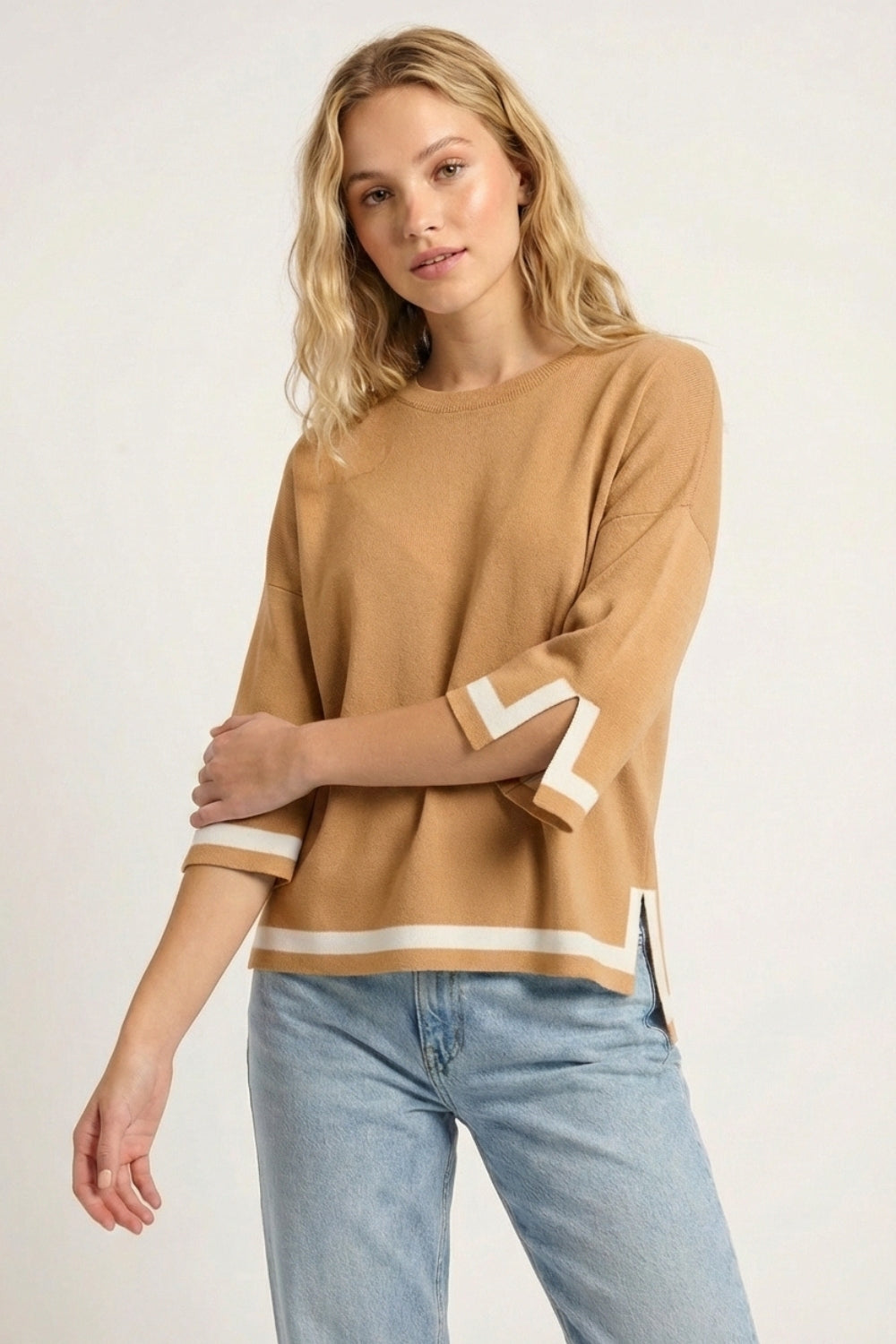 maglione cammello a maglia fine con dettaglio a righe bianche a contrasto e maniche a 3/4