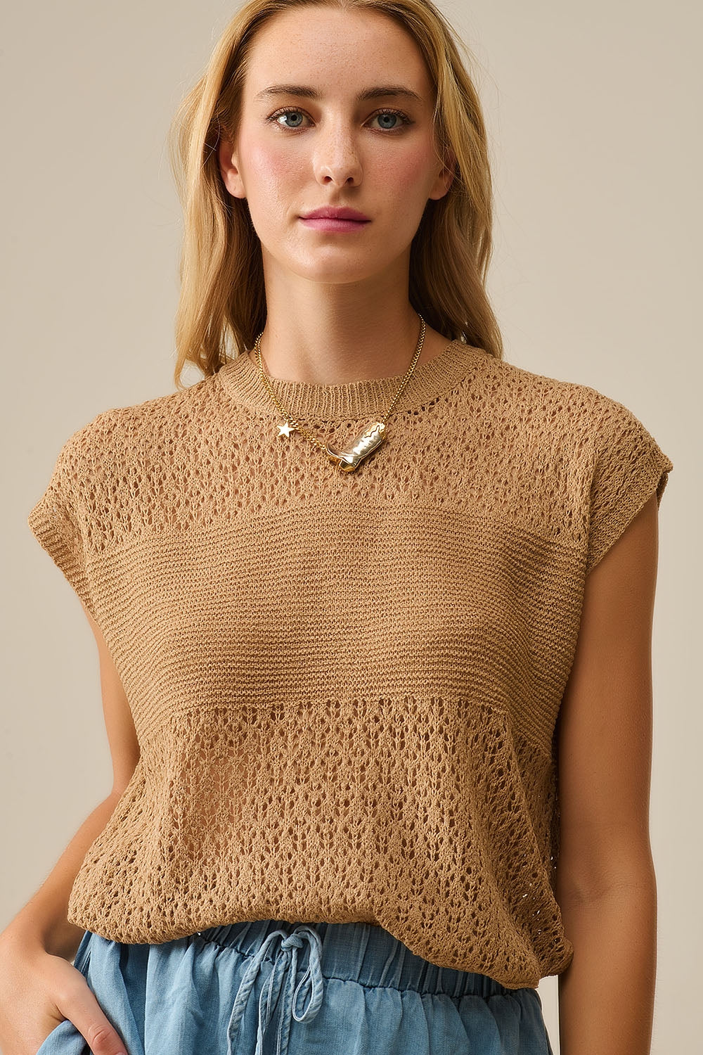 Q2 Maglione cammello con morbida maglia aperta e maniche scese