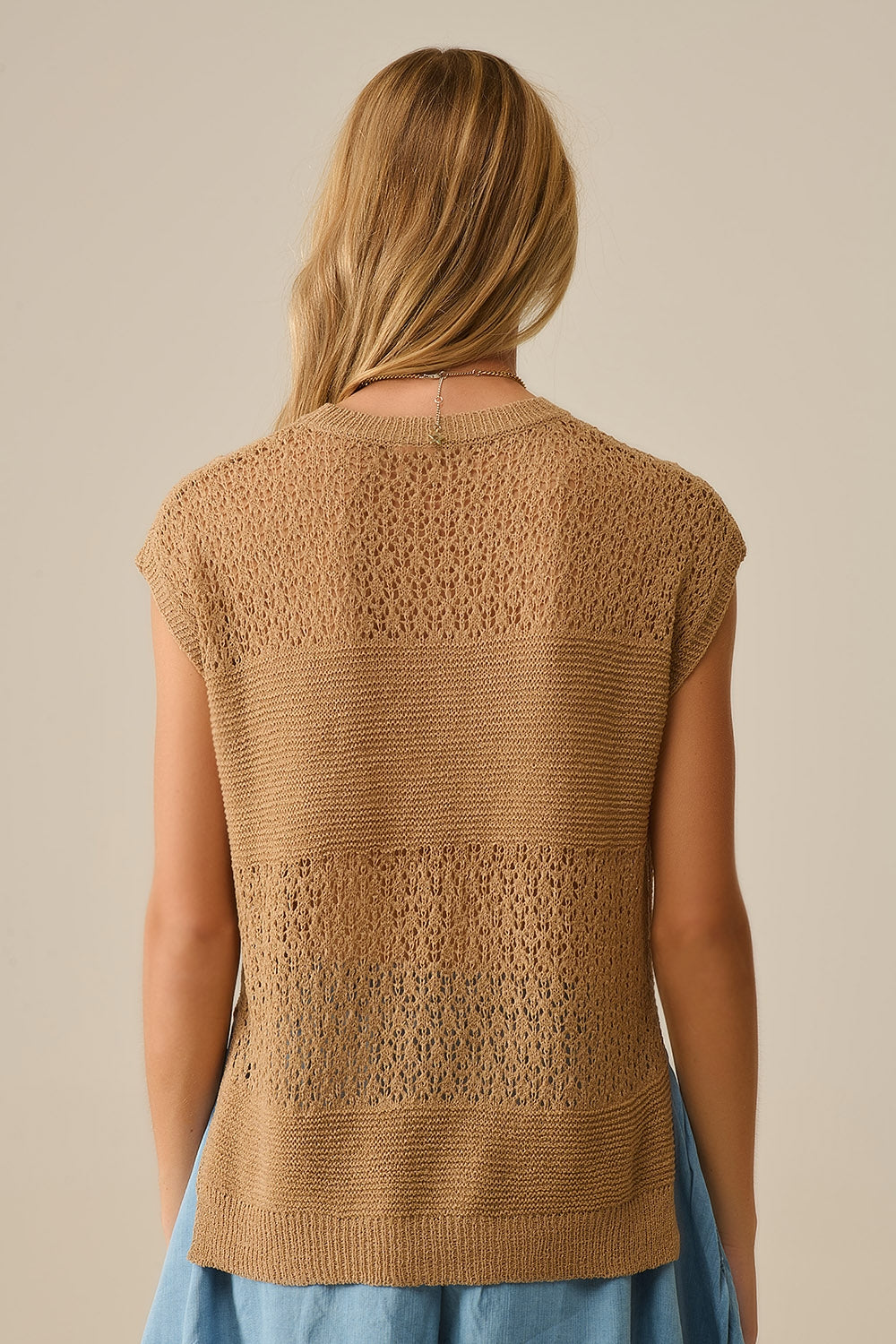 Maglione cammello con morbida maglia aperta e maniche scese