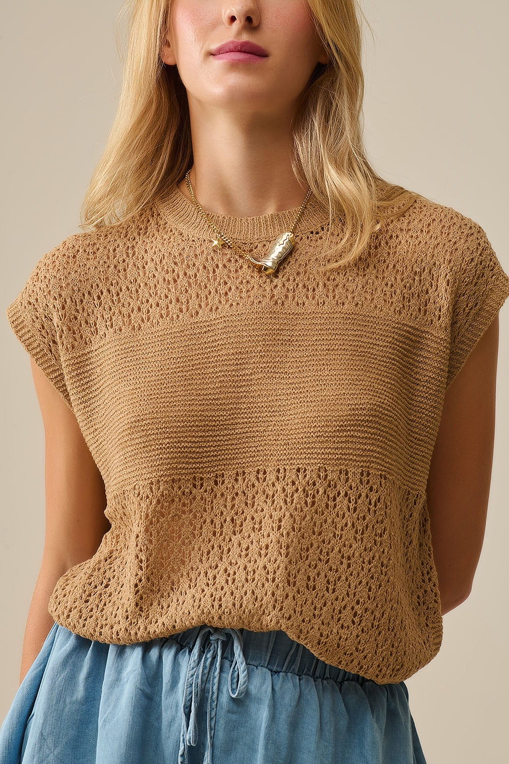 Maglione cammello con morbida maglia aperta e maniche scese