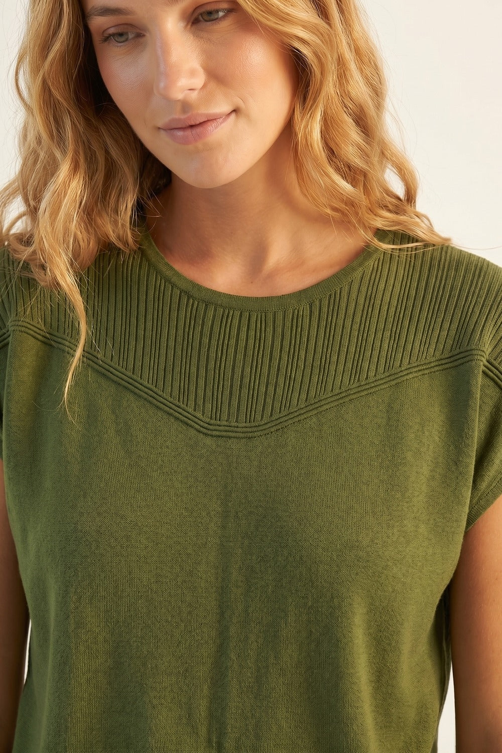 Maglione con maniche a cappuccio in maglia verde oliva con dettaglio a coste
