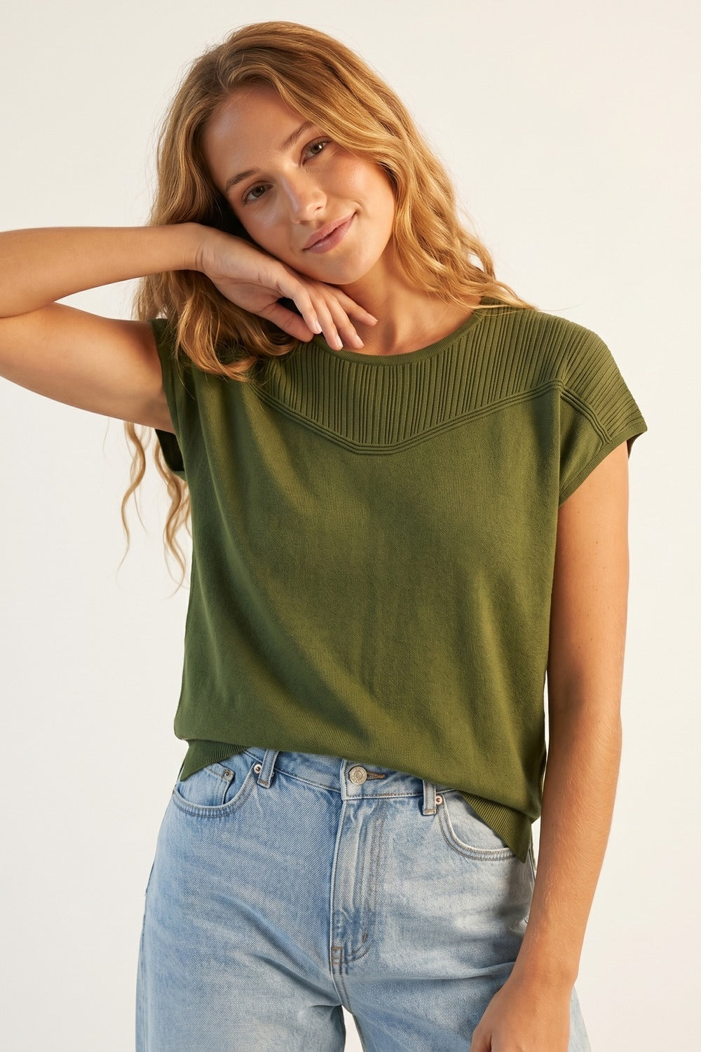 Maglione con maniche a cappuccio in maglia verde oliva con dettaglio a coste