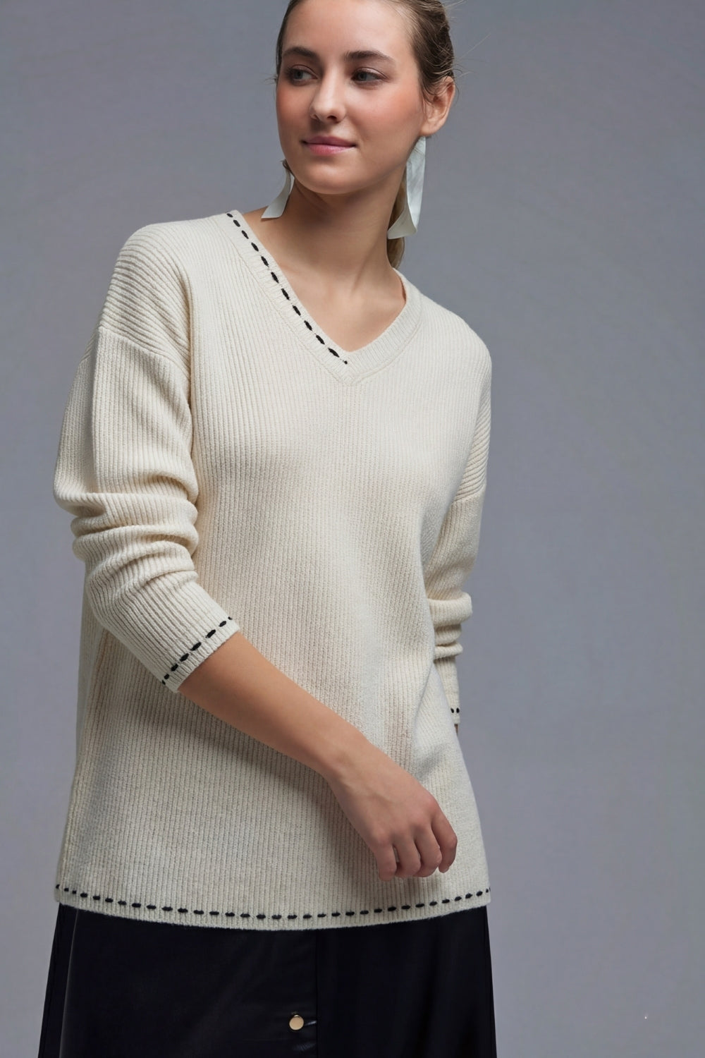 Maglione con scollo a V e dettagli ricamati in nero