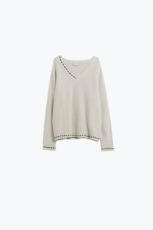 Q2 Maglione con scollo a V e dettagli ricamati in nero