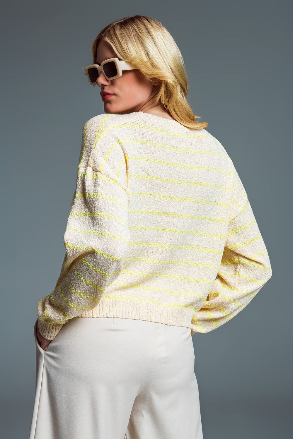 Maglione con spalle scoperte in beige con strisce gialle