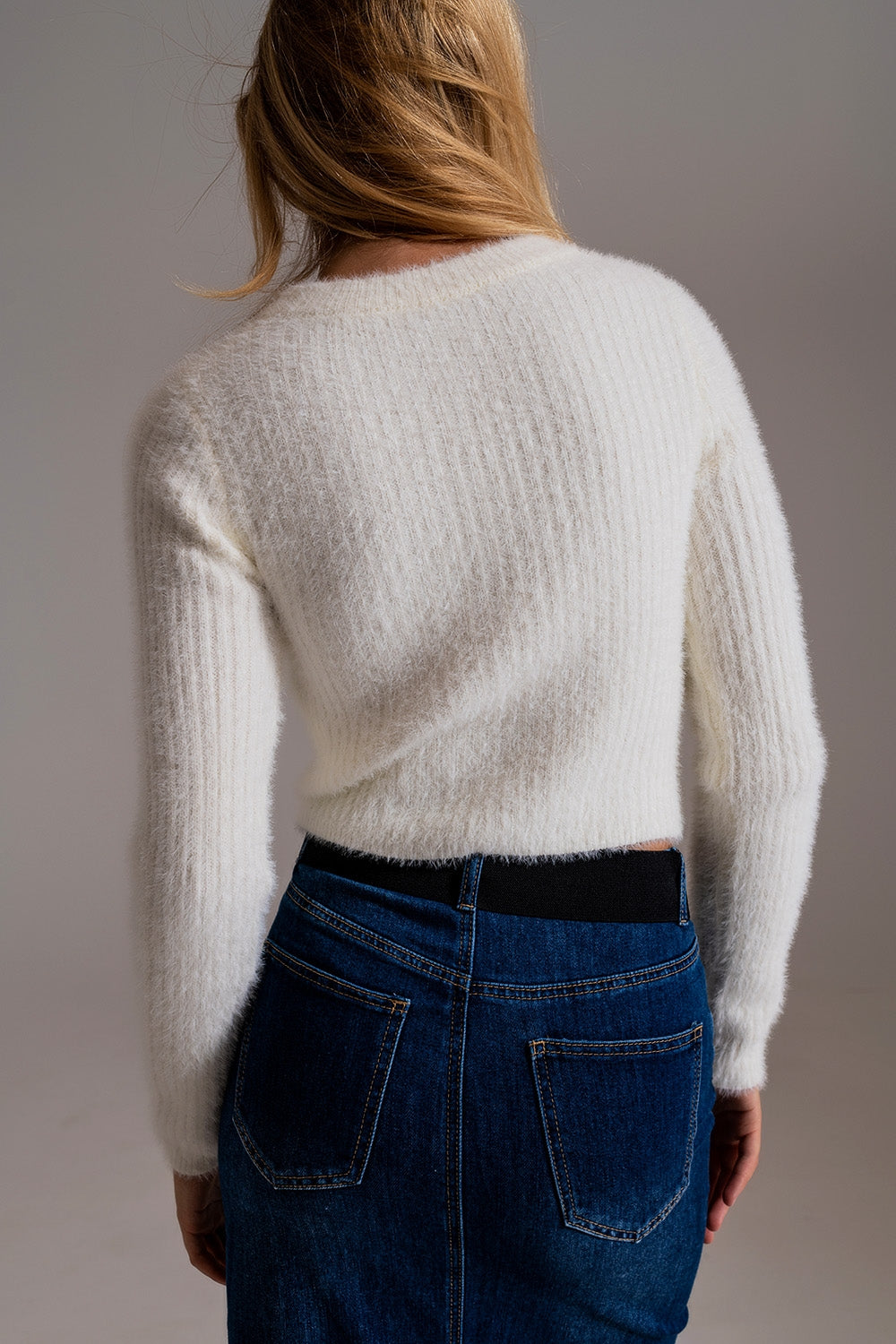 Maglione corto a coste con dettaglio di cucitura in ecru