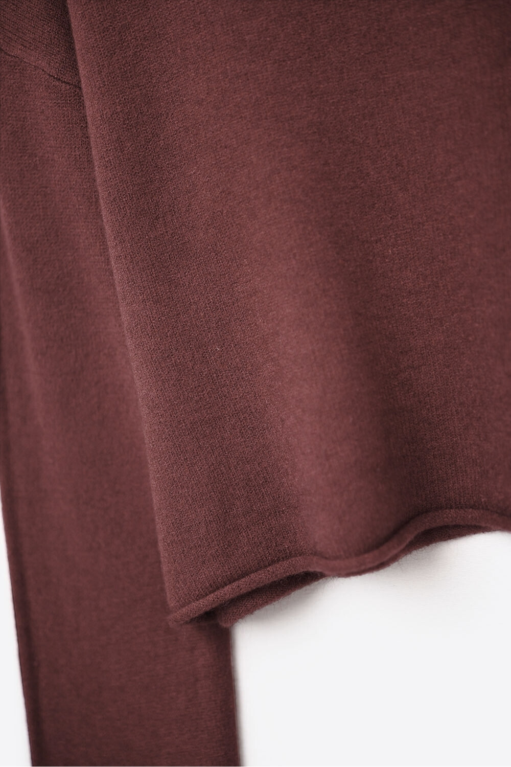 Maglione corto bordeaux con orlo e colletto