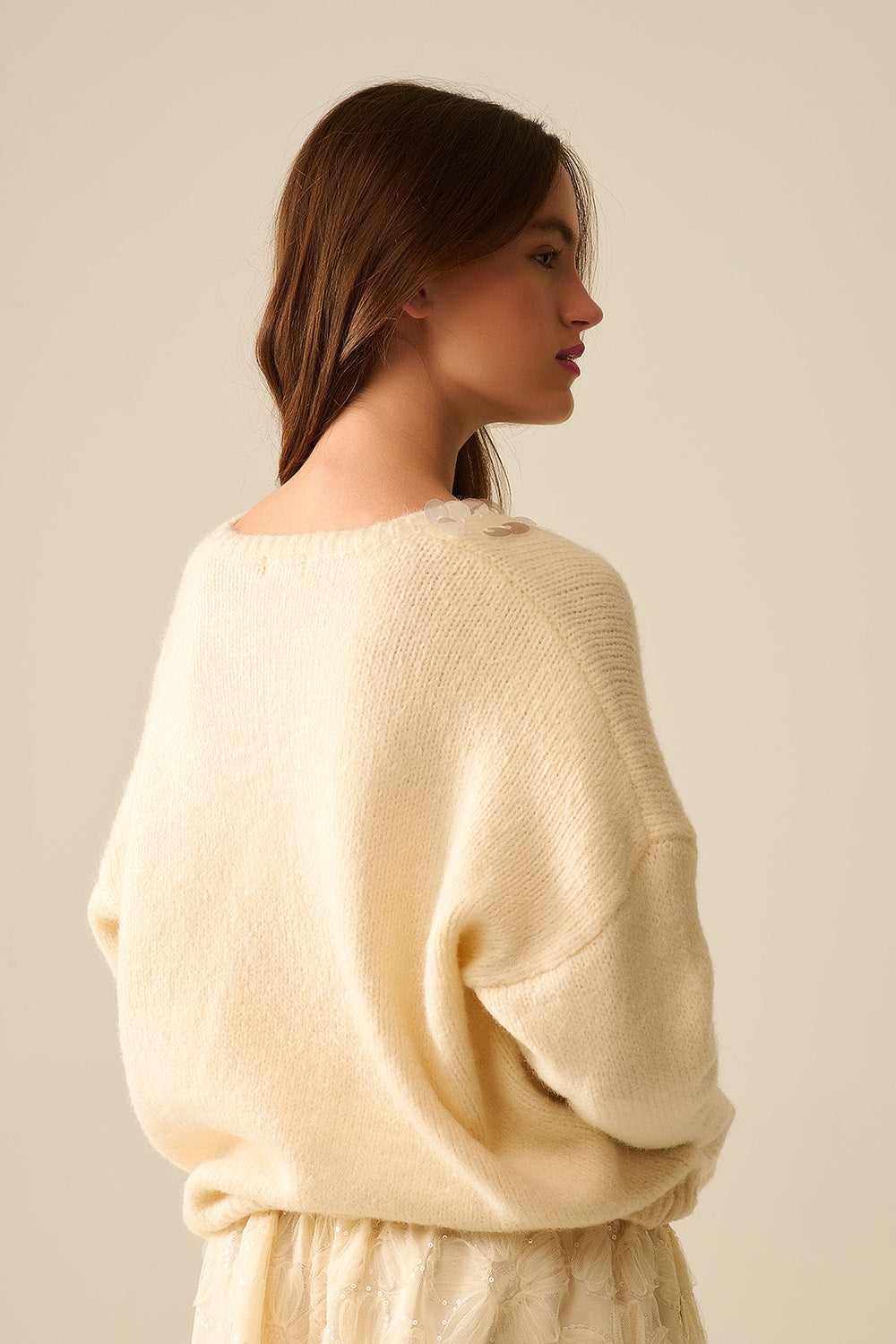 Maglione crema a V con dettaglio di paillettes