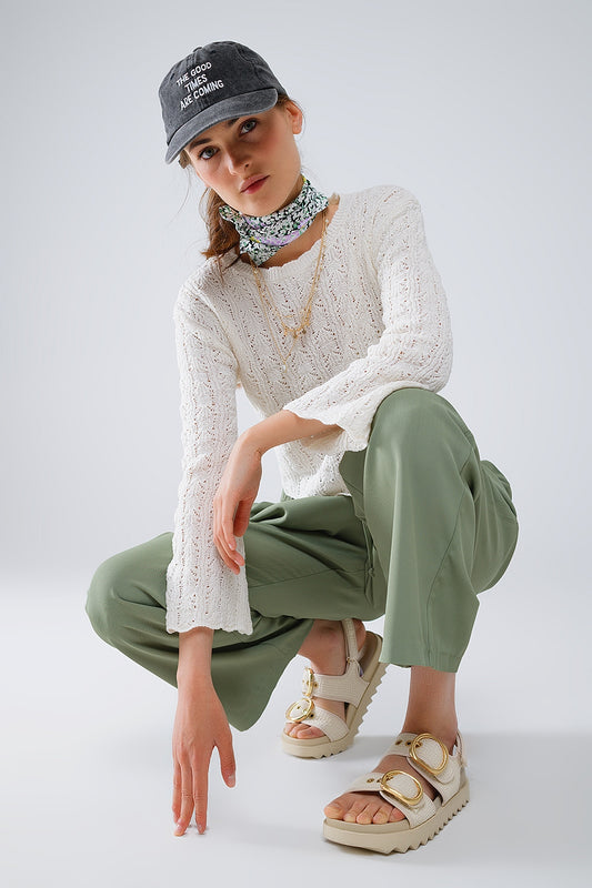 Q2 Maglione crema con maniche svasate