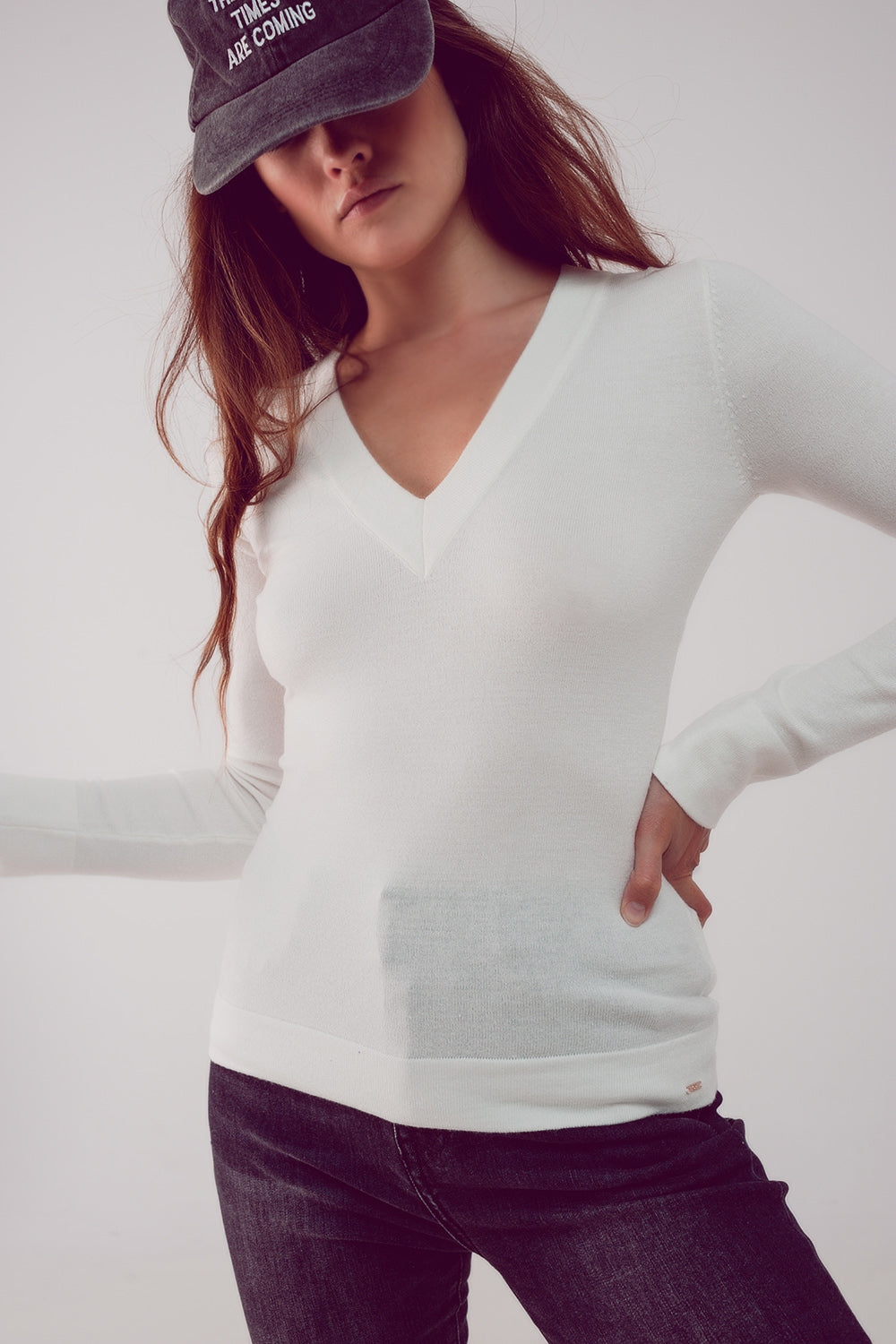 Q2 Maglione crema in maglia fine con scollo a V