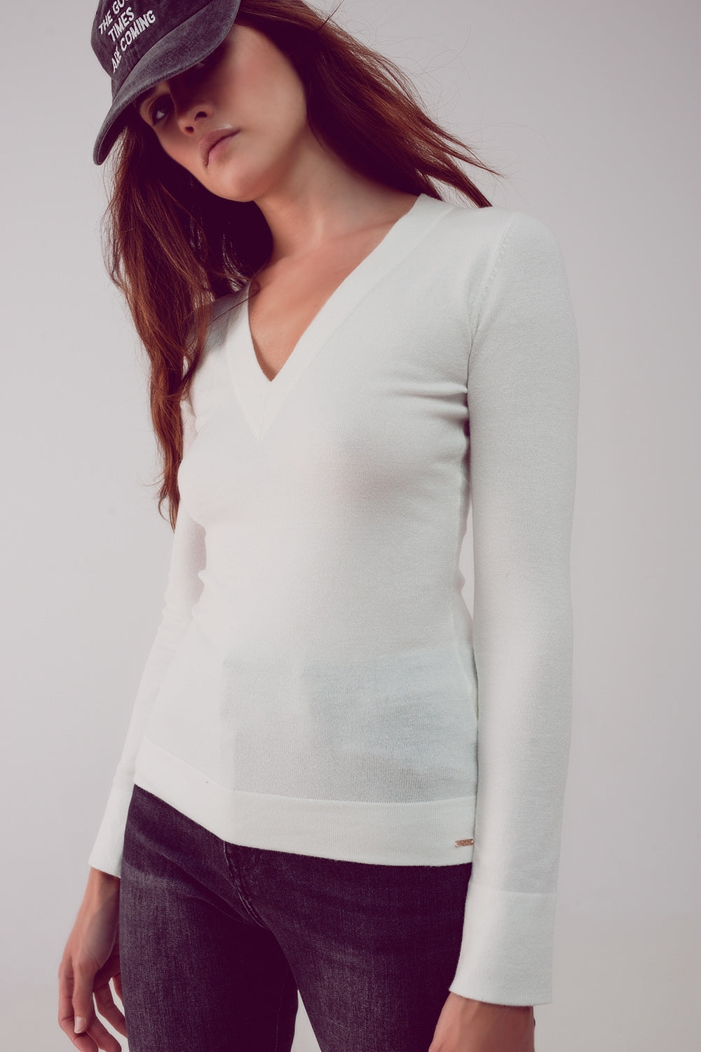 Maglione crema in maglia fine con scollo a V