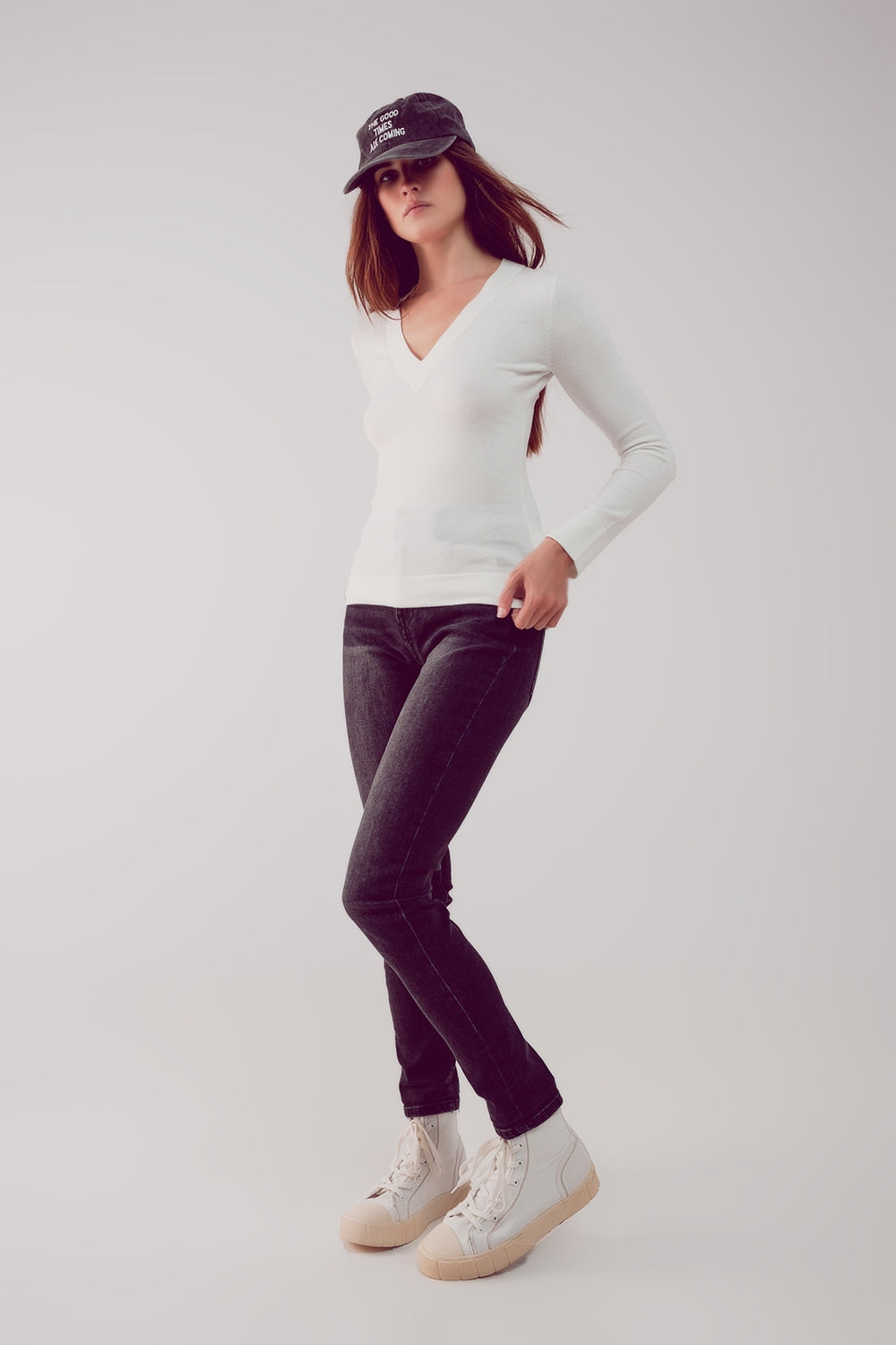 Maglione crema in maglia fine con scollo a V