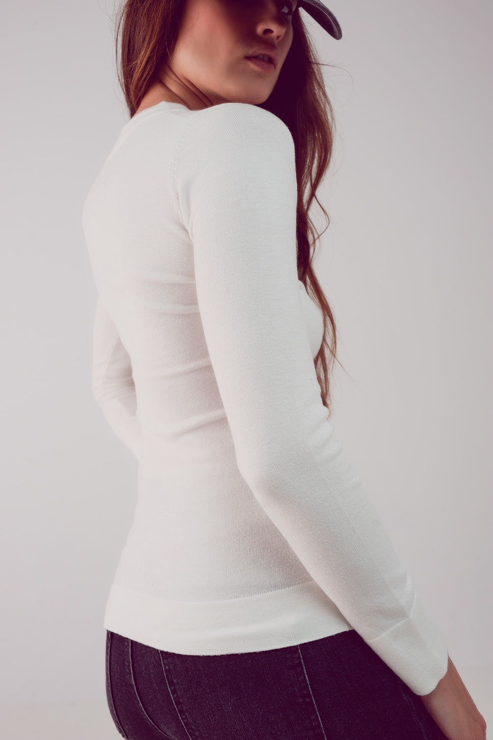 Maglione crema in maglia fine con scollo a V