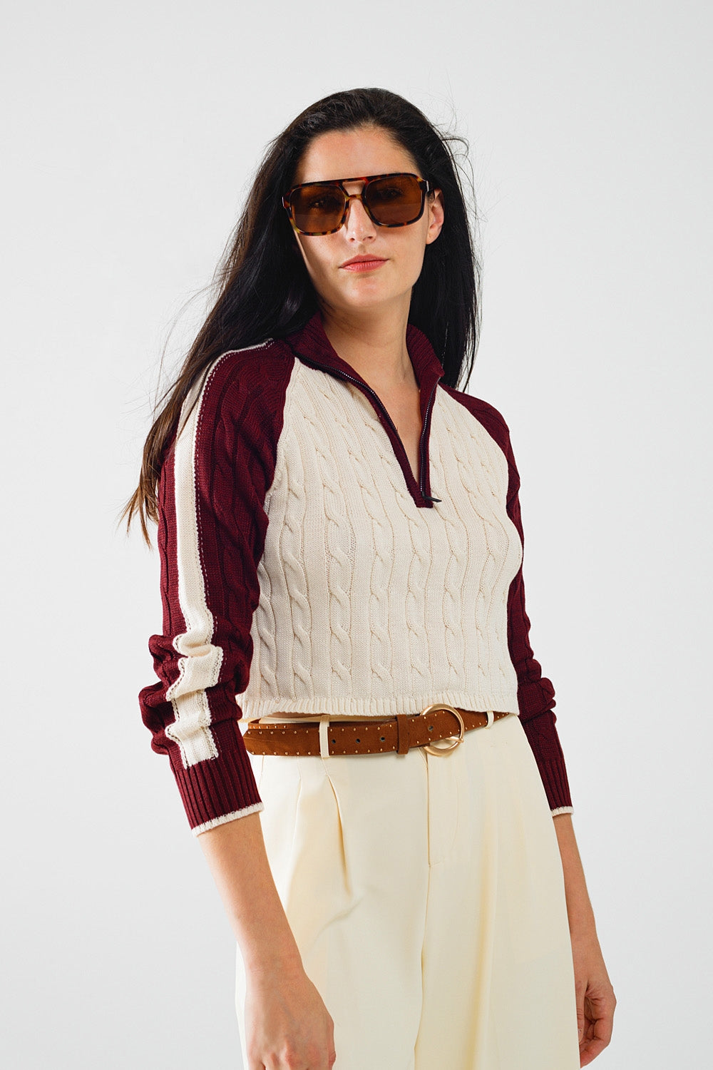 Q2 maglione cropped bianco e bordeaux con cerniera al collo