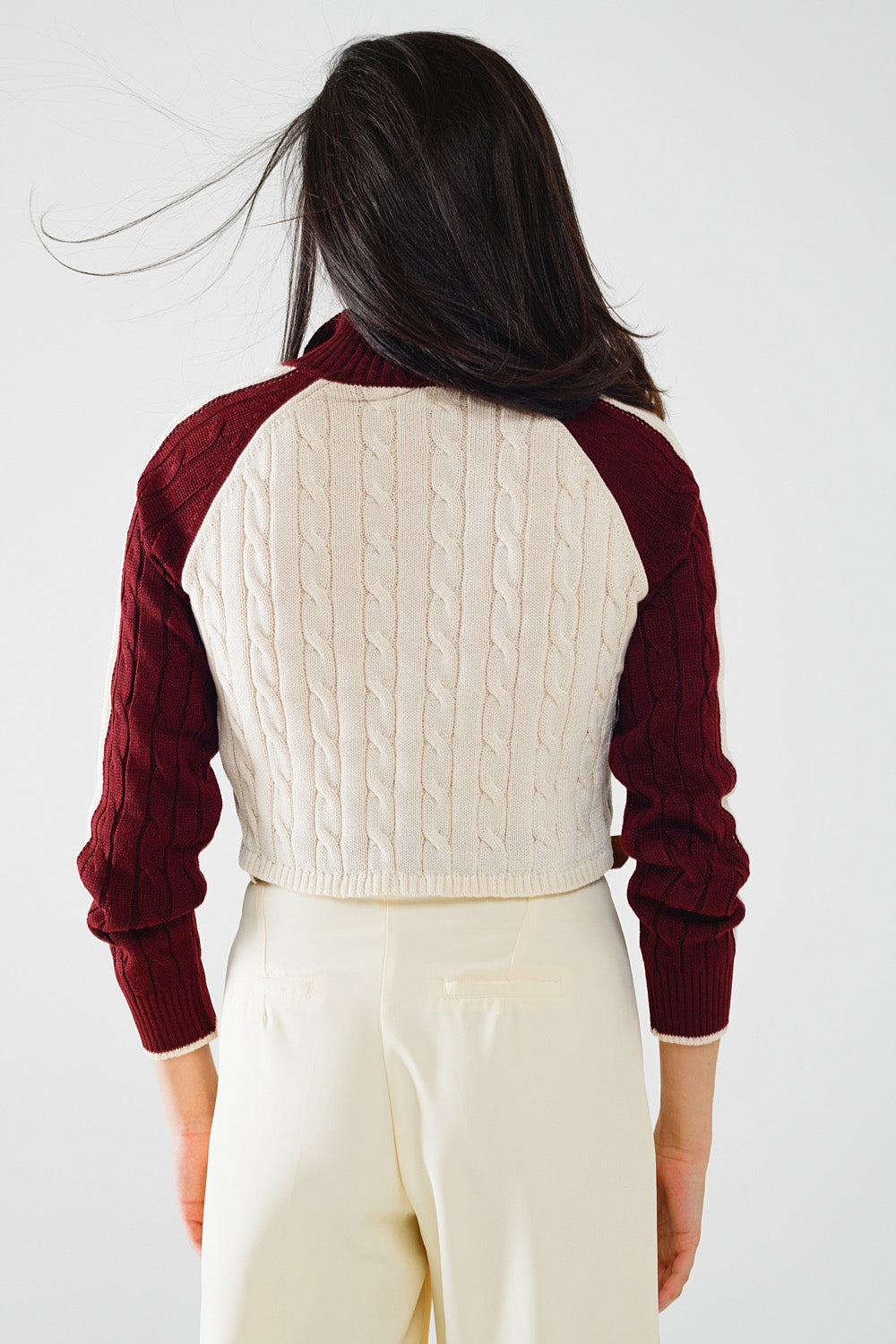 maglione cropped bianco e bordeaux con cerniera al collo