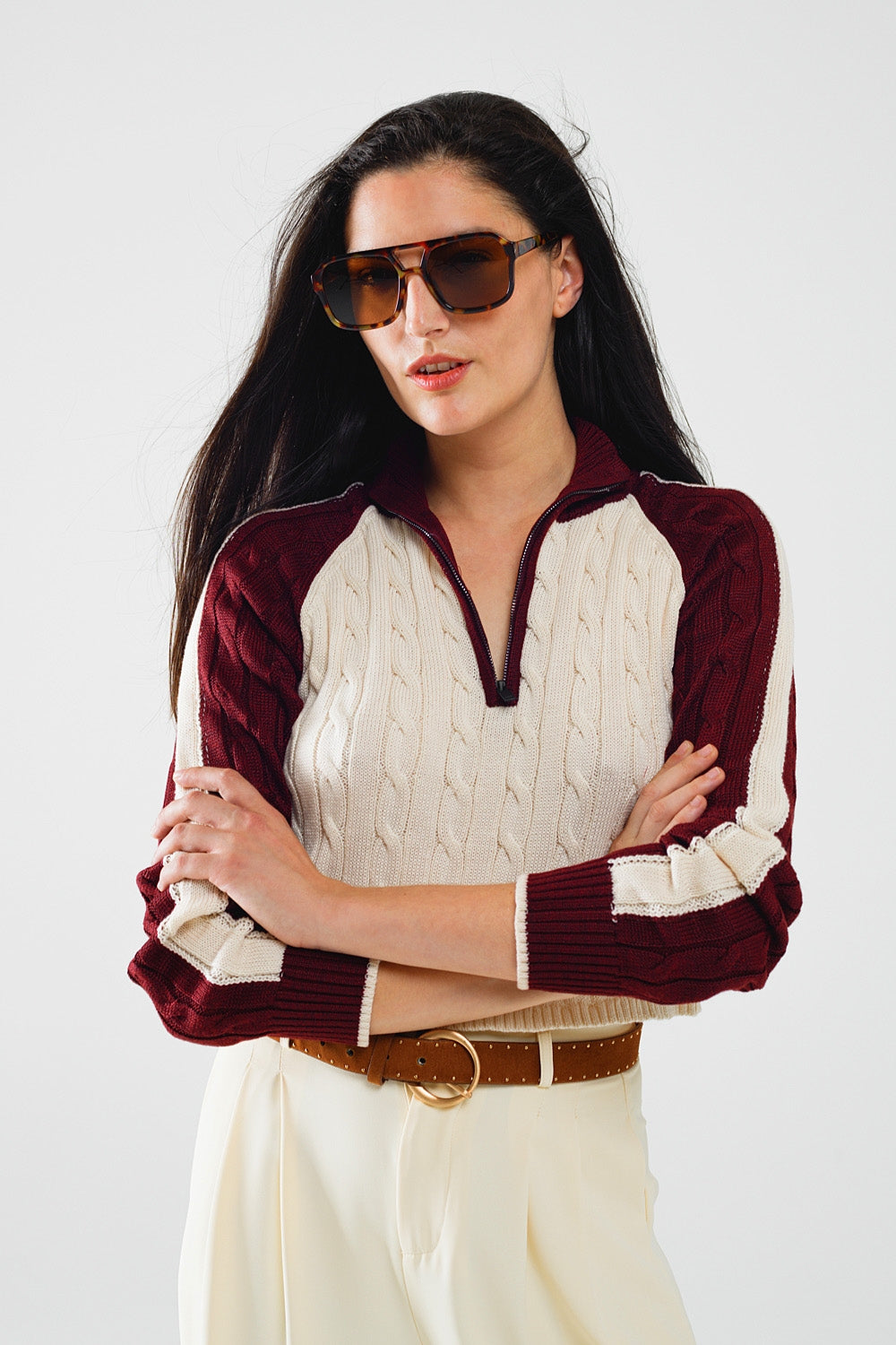 maglione cropped bianco e bordeaux con cerniera al collo