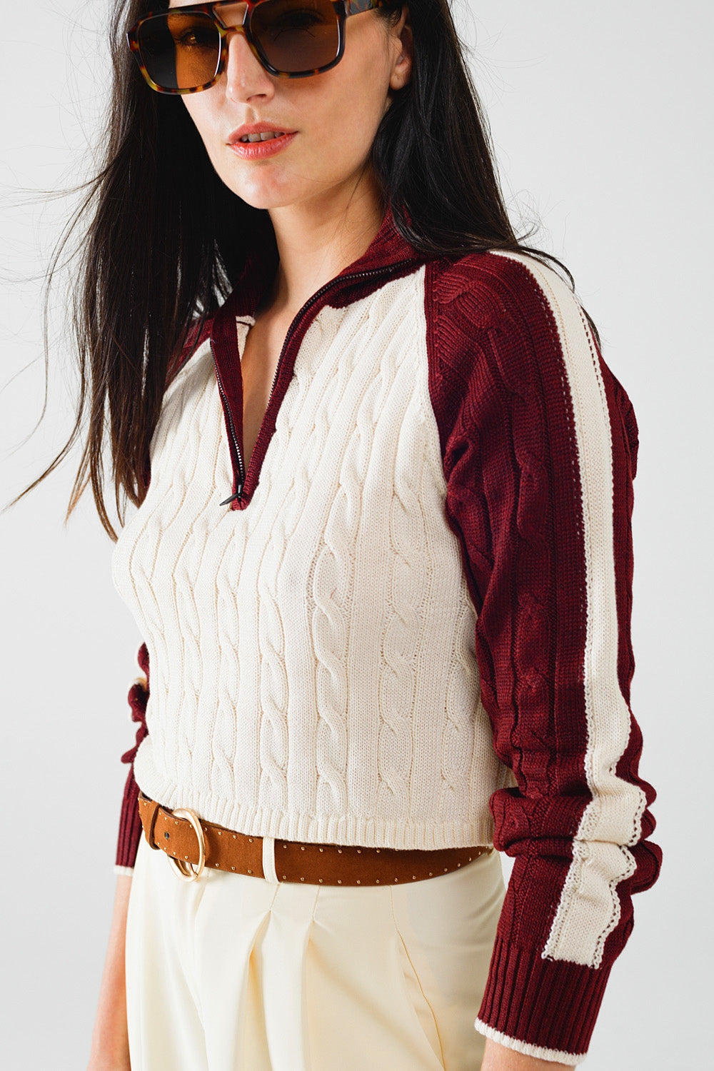 maglione cropped bianco e bordeaux con cerniera al collo