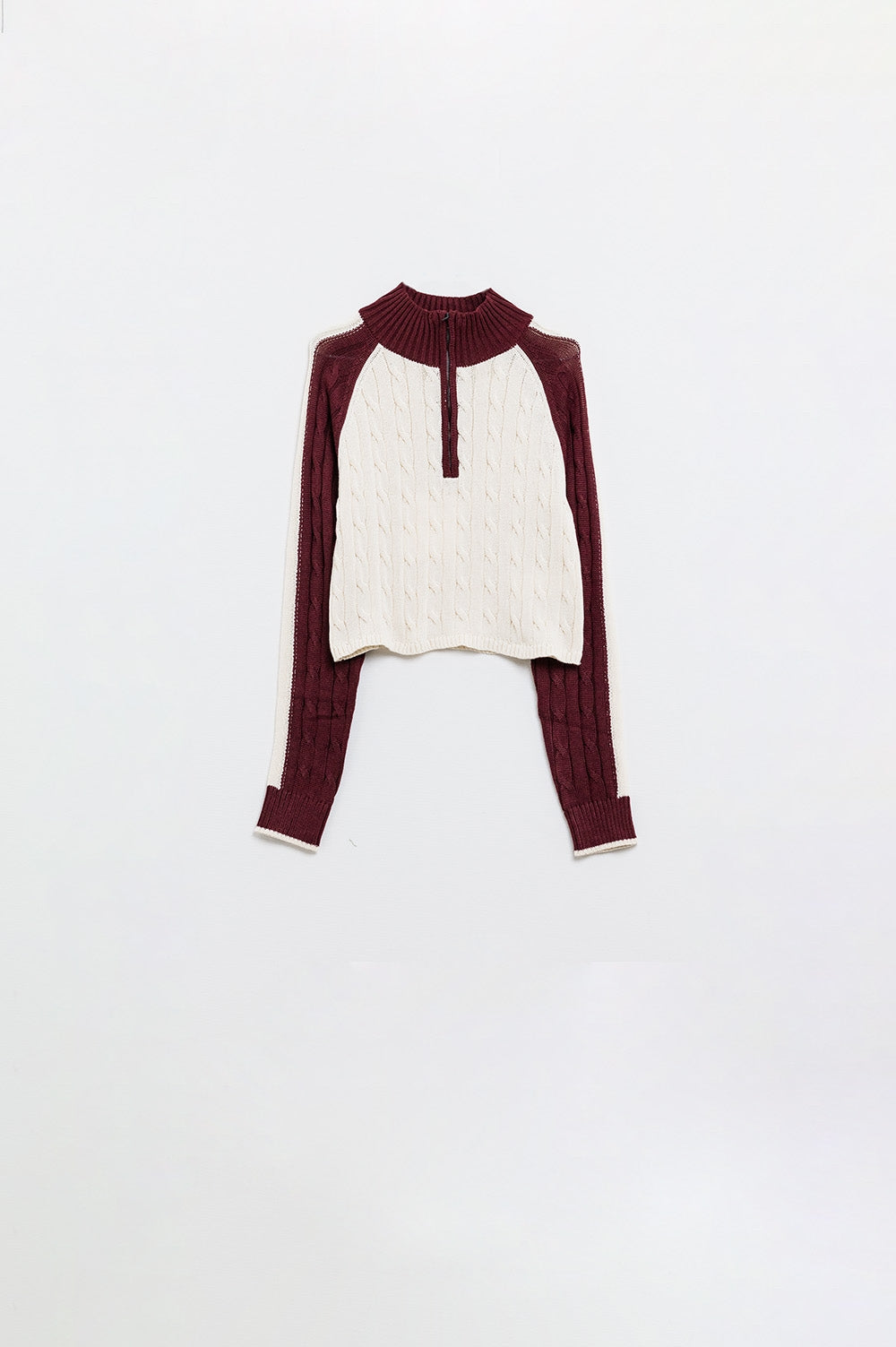 maglione cropped bianco e bordeaux con cerniera al collo