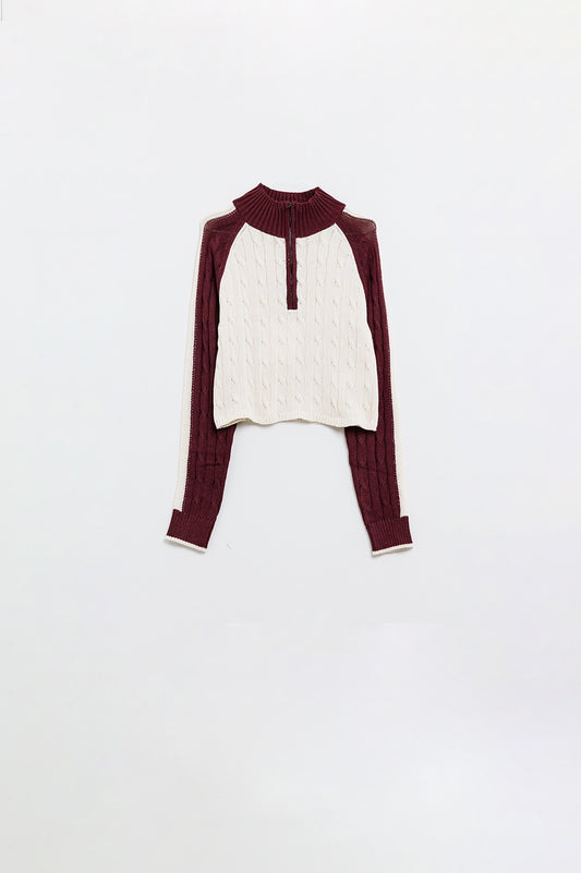 maglione cropped bianco e bordeaux con cerniera al collo