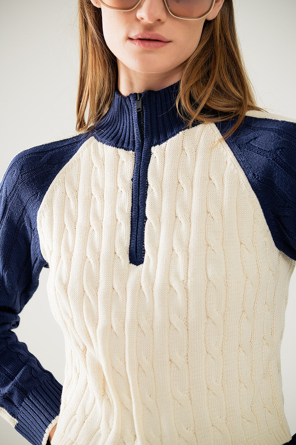 maglione cropped bianco e navy con cerniera al collo