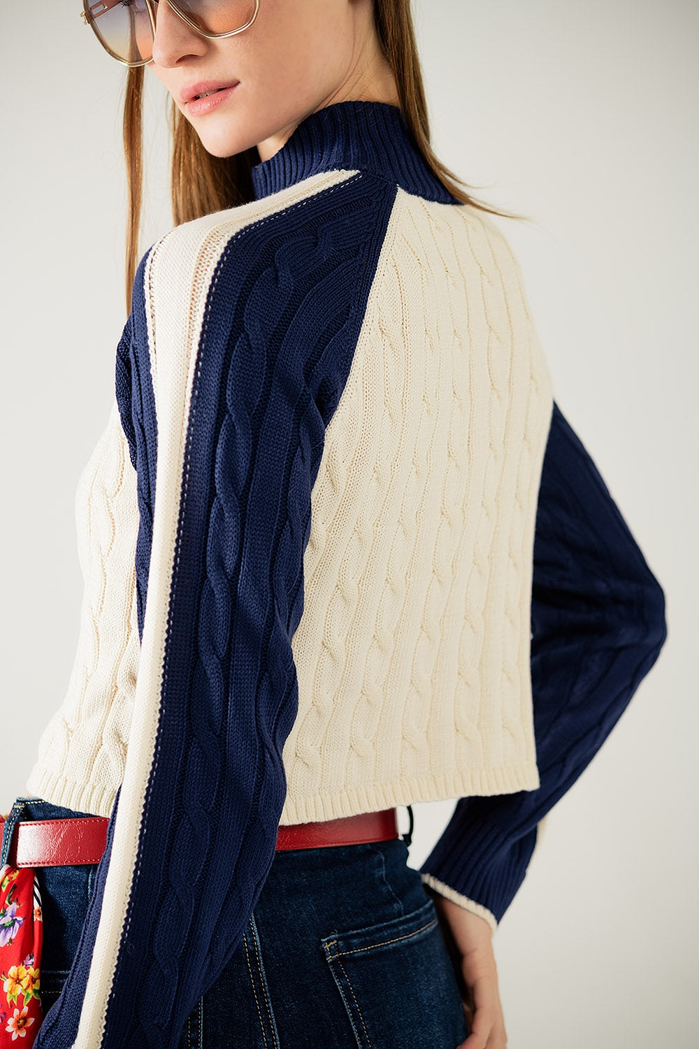 maglione cropped bianco e navy con cerniera al collo