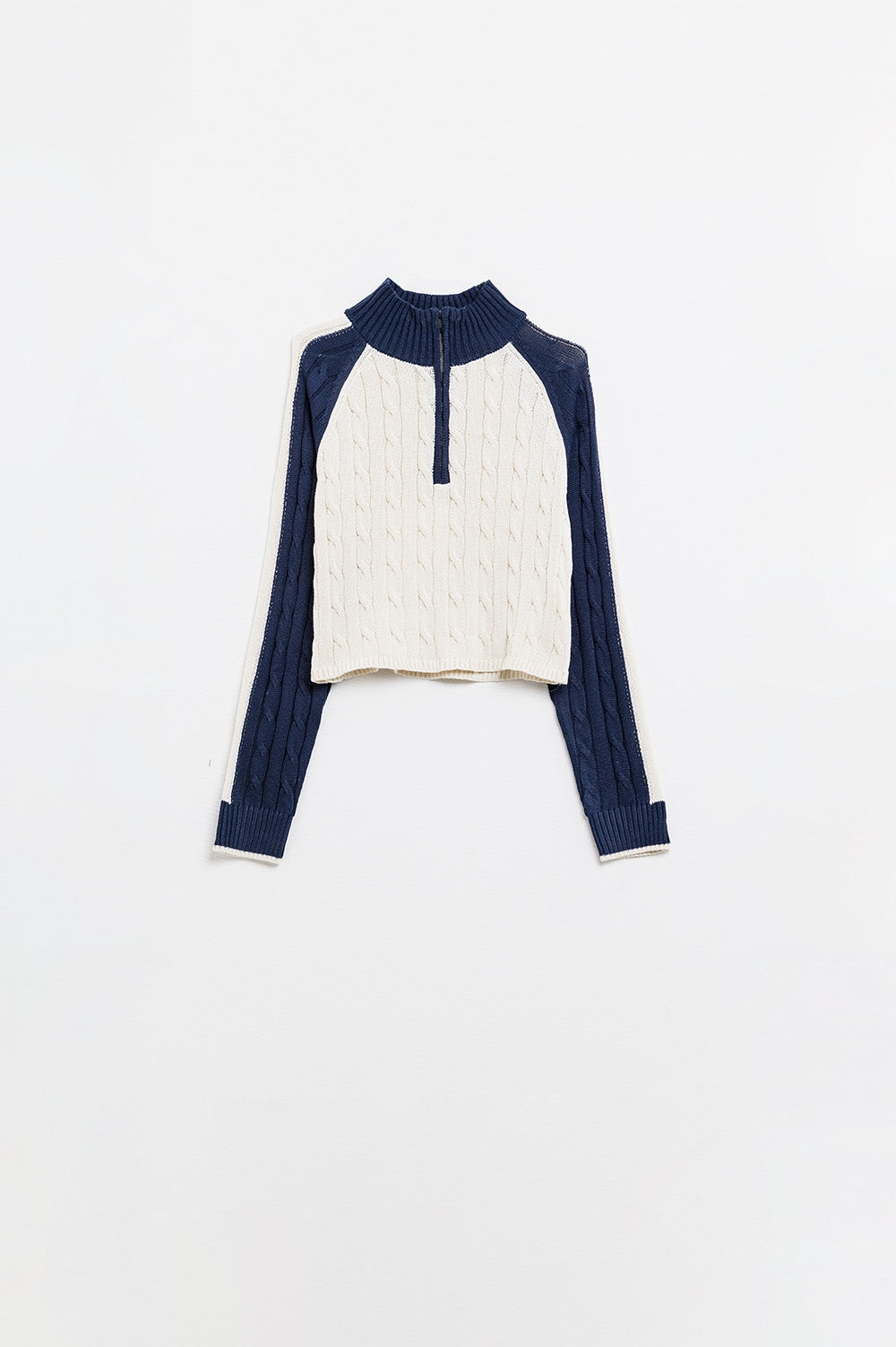 maglione cropped bianco e navy con cerniera al collo