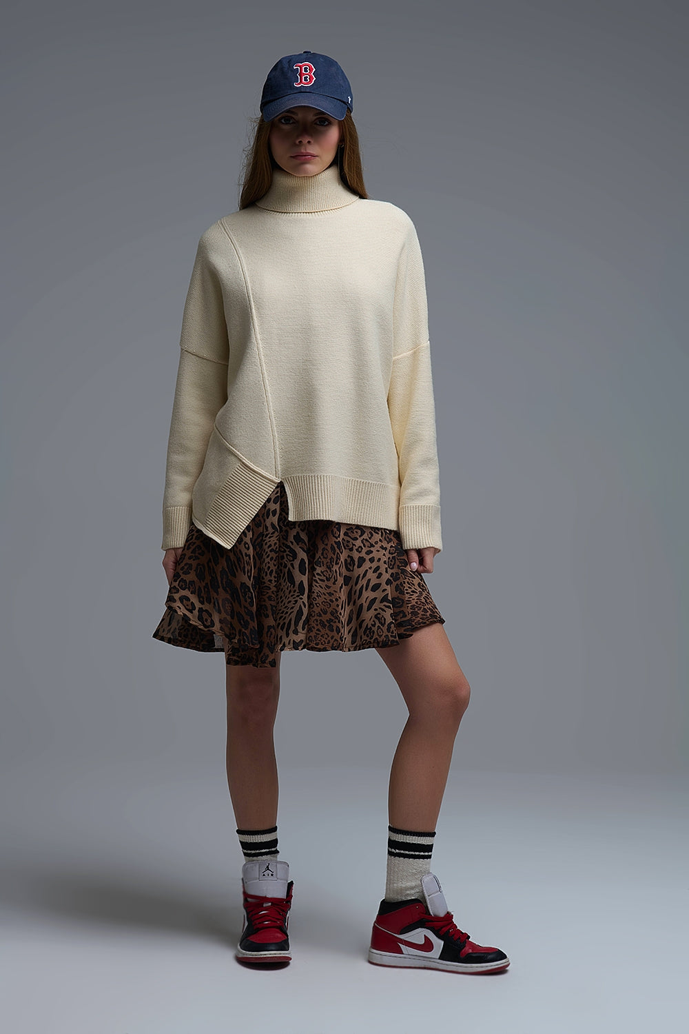 Maglione dolcevita asimmetrico in morbida maglia beige