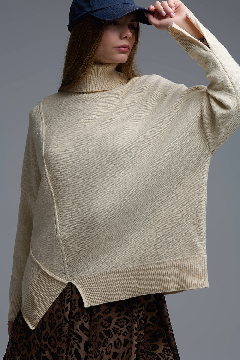 Maglione dolcevita asimmetrico in morbida maglia beige