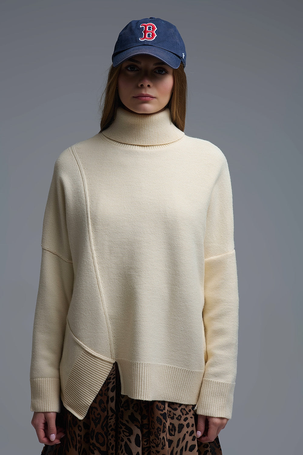 Q2 Maglione dolcevita asimmetrico in morbida maglia beige