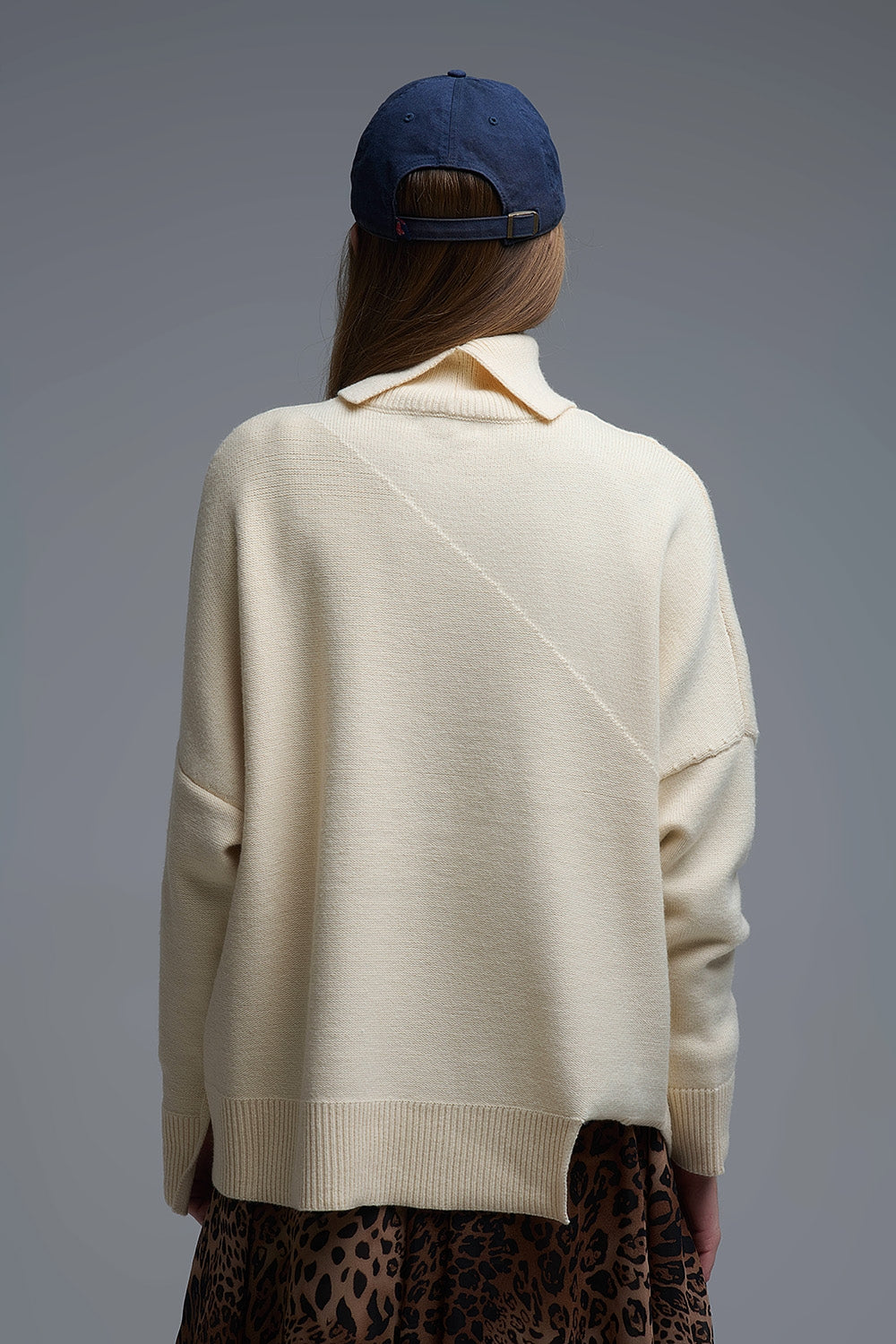 Maglione dolcevita asimmetrico in morbida maglia beige