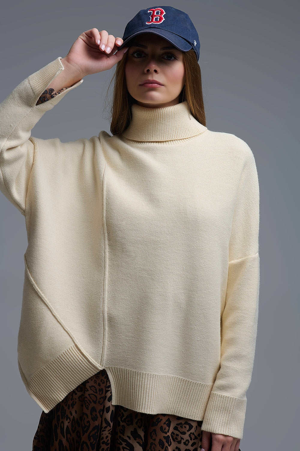 Maglione dolcevita asimmetrico in morbida maglia beige