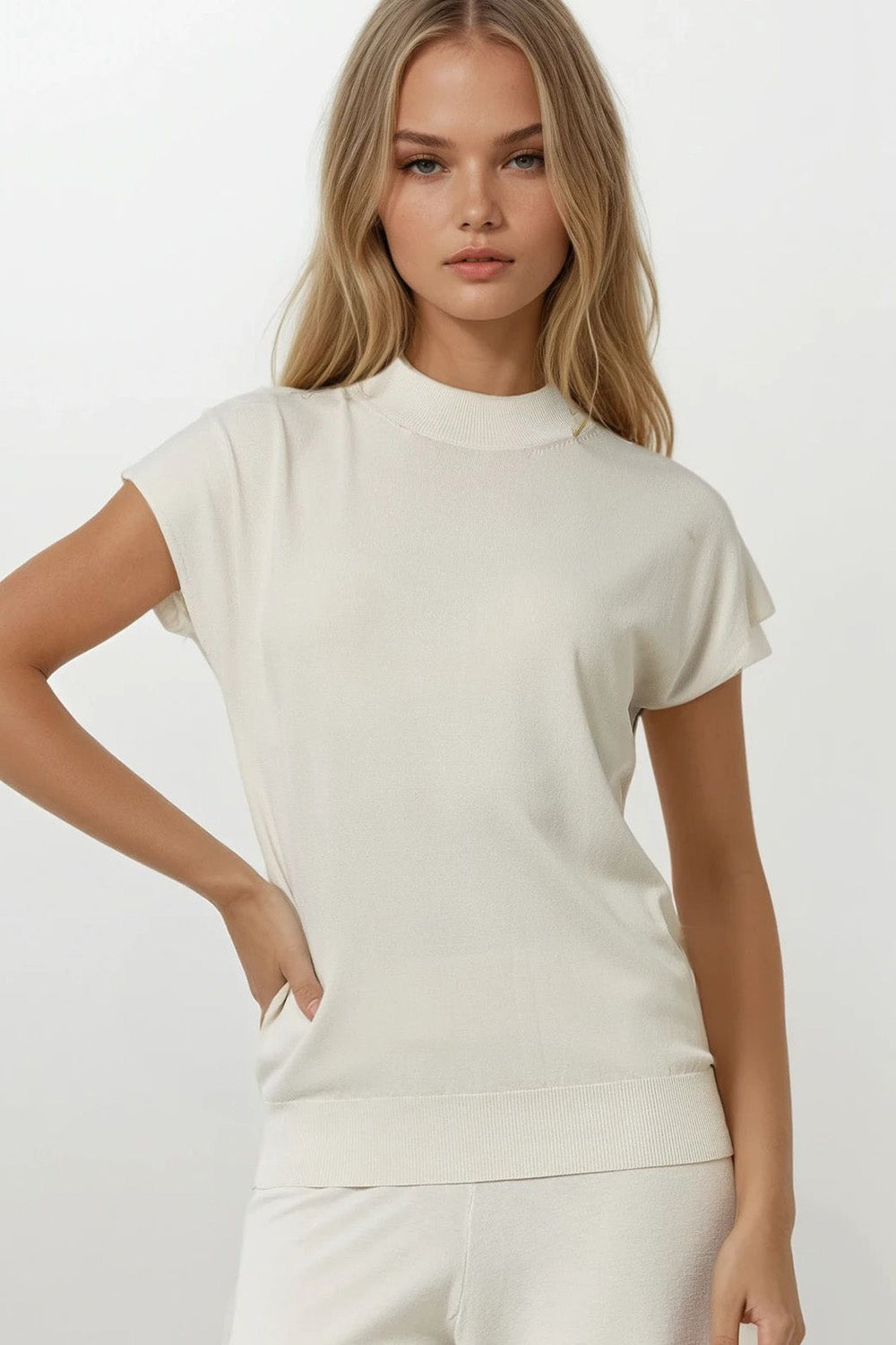 Maglione dolcevita beige con maniche corte aderenti