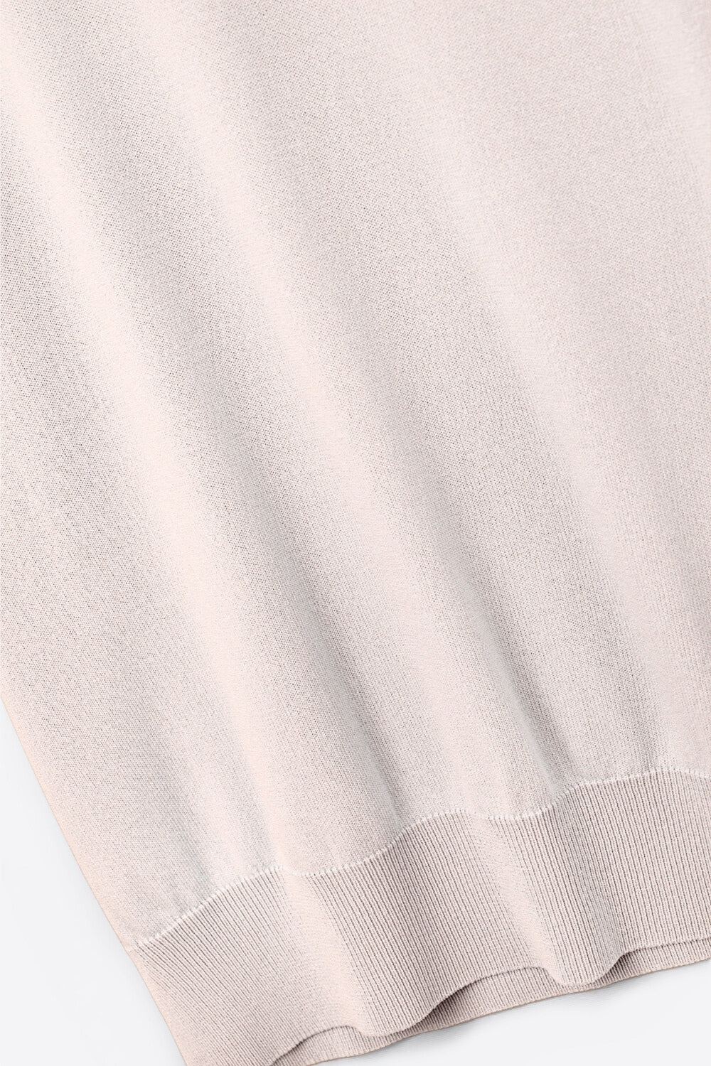 Maglione dolcevita beige con maniche corte aderenti