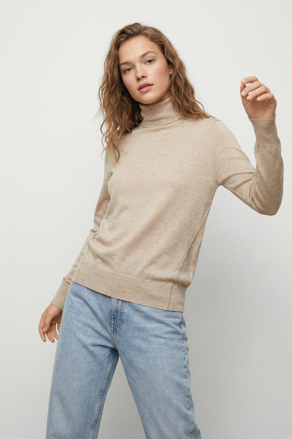 Maglione dolcevita beige in maglia fine di lana merino