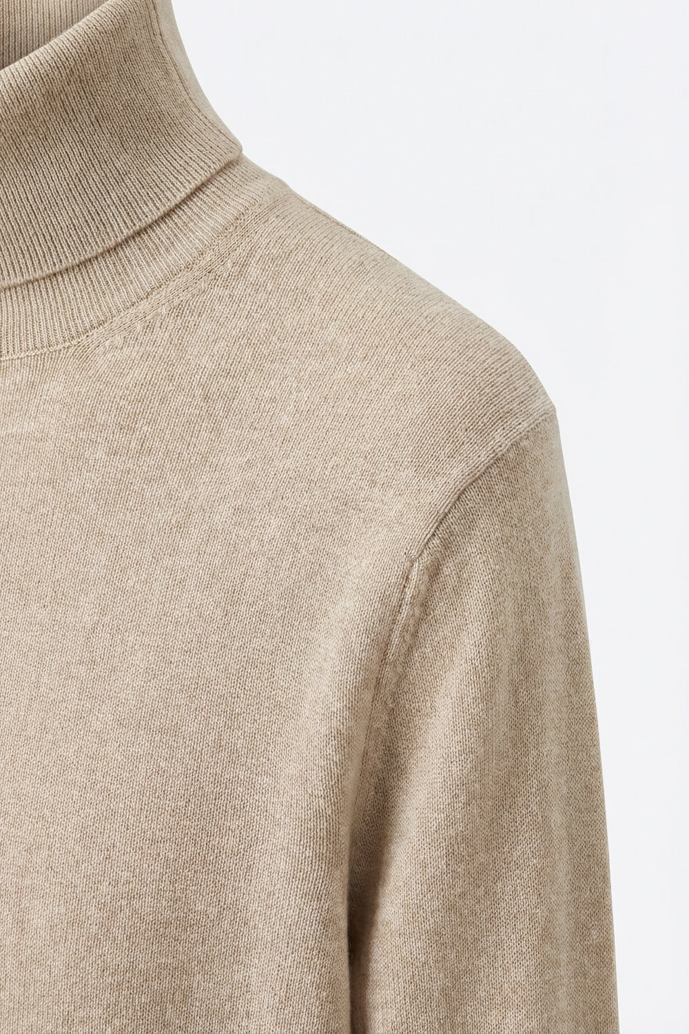 Maglione dolcevita beige in maglia fine di lana merino