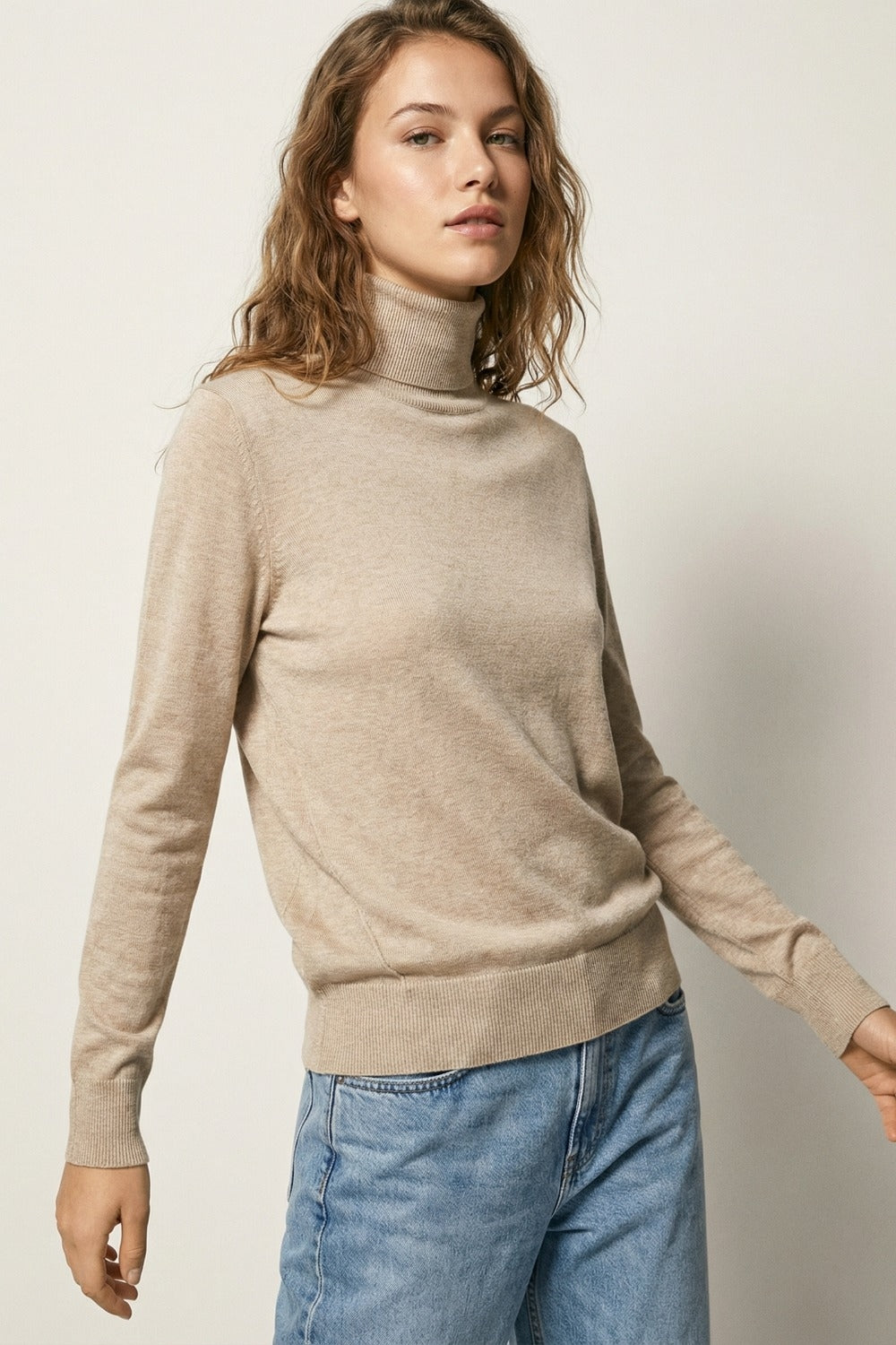 Maglione dolcevita beige in maglia fine di lana merino